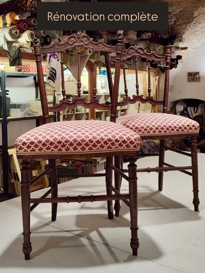 Restauration complète pour cette jolie paire de chaises Circa 1900.
Finition Galon Faubourg @passementeries_idf et tissu imprimé.
#tapissierdécorateur
#passementeries
#interieurstyling
#artisansudfrance