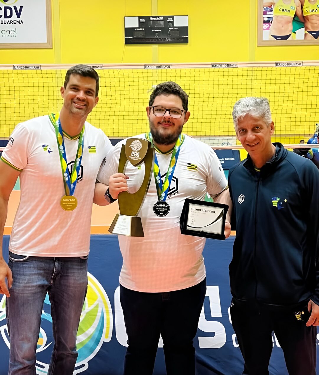 É com imenso orgulho que a Entidade de Administração Goiana de Voleibol (EAGV) celebra a conquista de Matheus Miranda, eleito o Melhor Técnico no Campeonato Brasileiro de Seleções 2ª divisão sub 18 masculino (CBS)!
A dedicação, a visão estratégica e o trabalho incansável do Matheus foram fundamentais para levar nossa seleção ao sucesso e promoção para a 1ª divisão, provando a força e o talento dos nossos profissionais.
Esta vitória é um reflexo do nível de excelência que o esporte goiano alcançou! Parabéns, Matheus, por inspirar atletas e toda a nossa comunidade!
#melhortecnico #cbs #voleibol #cbv