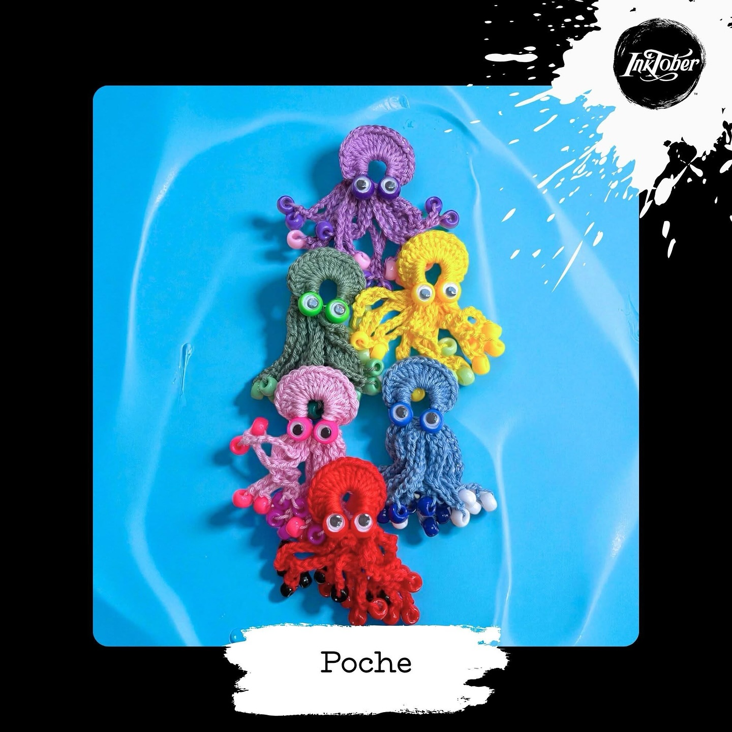 Inktober 2025 jour 17
mot du jour : Poche
Je suis contente de vous présenter Les Poulpoches !
De tout petits poulpes de poche, crochetés à la main, conçus pour apaiser le stress et occuper les doigts.
Quand le stress s’invite, hop la main dans la poche, et le Poulpoche fait son travail : on fait rouler les perles entre ses doigts, le rythme se calme, la tête aussi.
Il est discret,ne prend pas de place, et ramène un peu de calme quant tout s’agite autour de nous.
Le stress s’approche ? Hop, un Poulpoche !🐙
#inktober2025 #inktober2025jour17 #museedepicardie #octopus