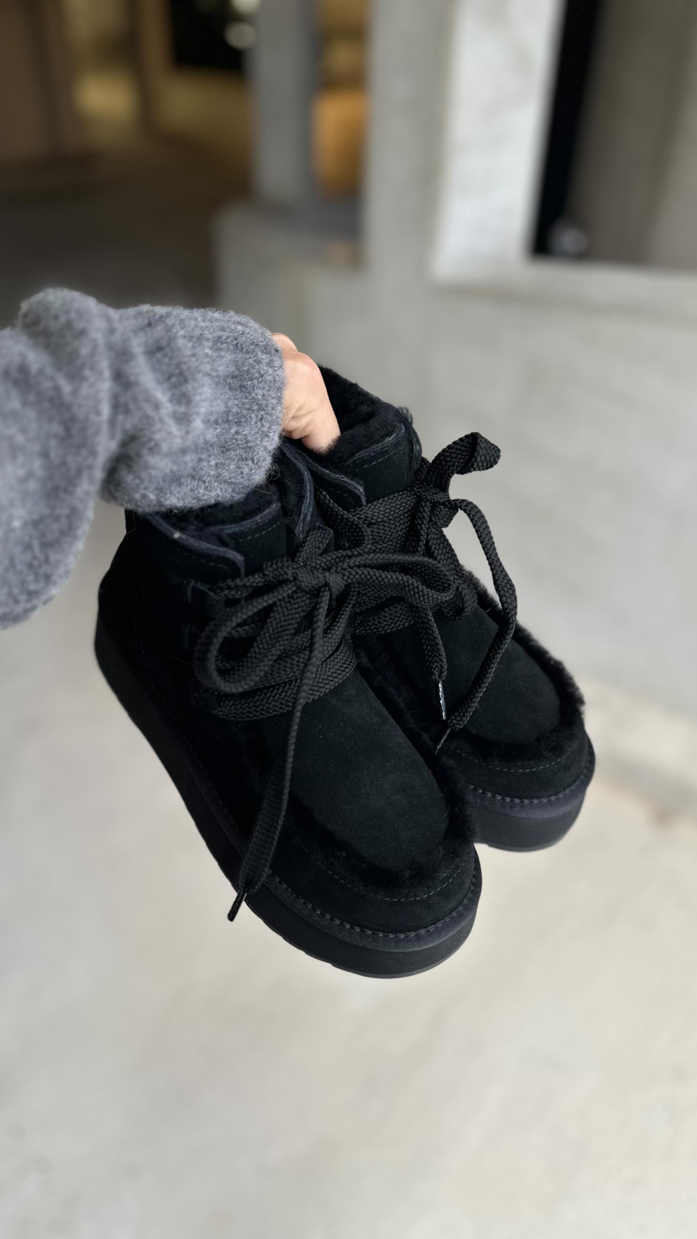 🖤 Die neuen Plateau-Lammfell-Boots sind endlich da.
Innen komplett mit Lammfell gefüttert und wie immer mit extra bequemer Sohle.
#nexttokate #ntk #whatkatewore #whatkatewears #infashionwetrust #outfitinspiration #lovelies #lammfell #lammfellboots