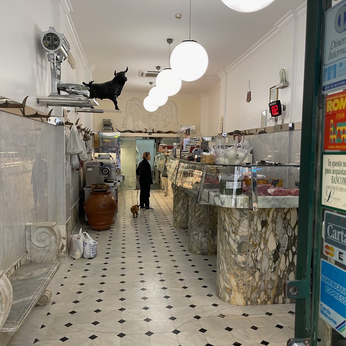 Macelleria.
In Italy you often find beautiful small slaughterhouses in the villages. Here meat is a central part of the gastronomy. Many process fantastic cuts in beautiful premises with refrigerated counters where the goods are displayed. The village butcher possesses a culinary art that combines tradition and history.
Thats life in Marche