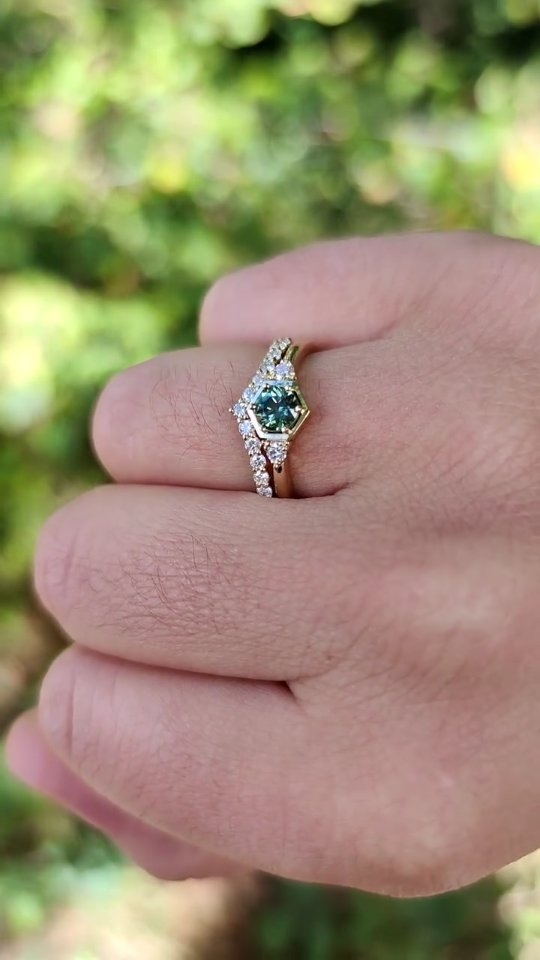 Little bit obsessed with this pairing 🤩
Plain and diamond wedding rings have been added to my collection and are now available to order through the website ✨