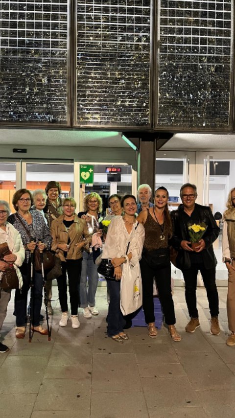 Dies d'emocions contingudes, dies de nervis, de preparatius...
Tot per tenir a punt també la presentació a la Biblioteca Pompeu Fabra de Mataró de LA VERITABLE HISTÒRIA DEL TEMPS!...
Uns dies molt dolços on veritables amics i amigues, ex-professors, familia, professionals i col.laboradors han volgut compartir el seu "temps" i fer pinya...fent seu el meu projecte...
Gràcies per demostrar al món que allò que fem té un fruit!!!
Gràcies també @toniortizarts per la teva divertida presentació del treball com il.lustrador en aquest bonic i "sentit" projecte!
#presentaciodellibre #presentaciondelibro #autoramataronina #creadoracatalana