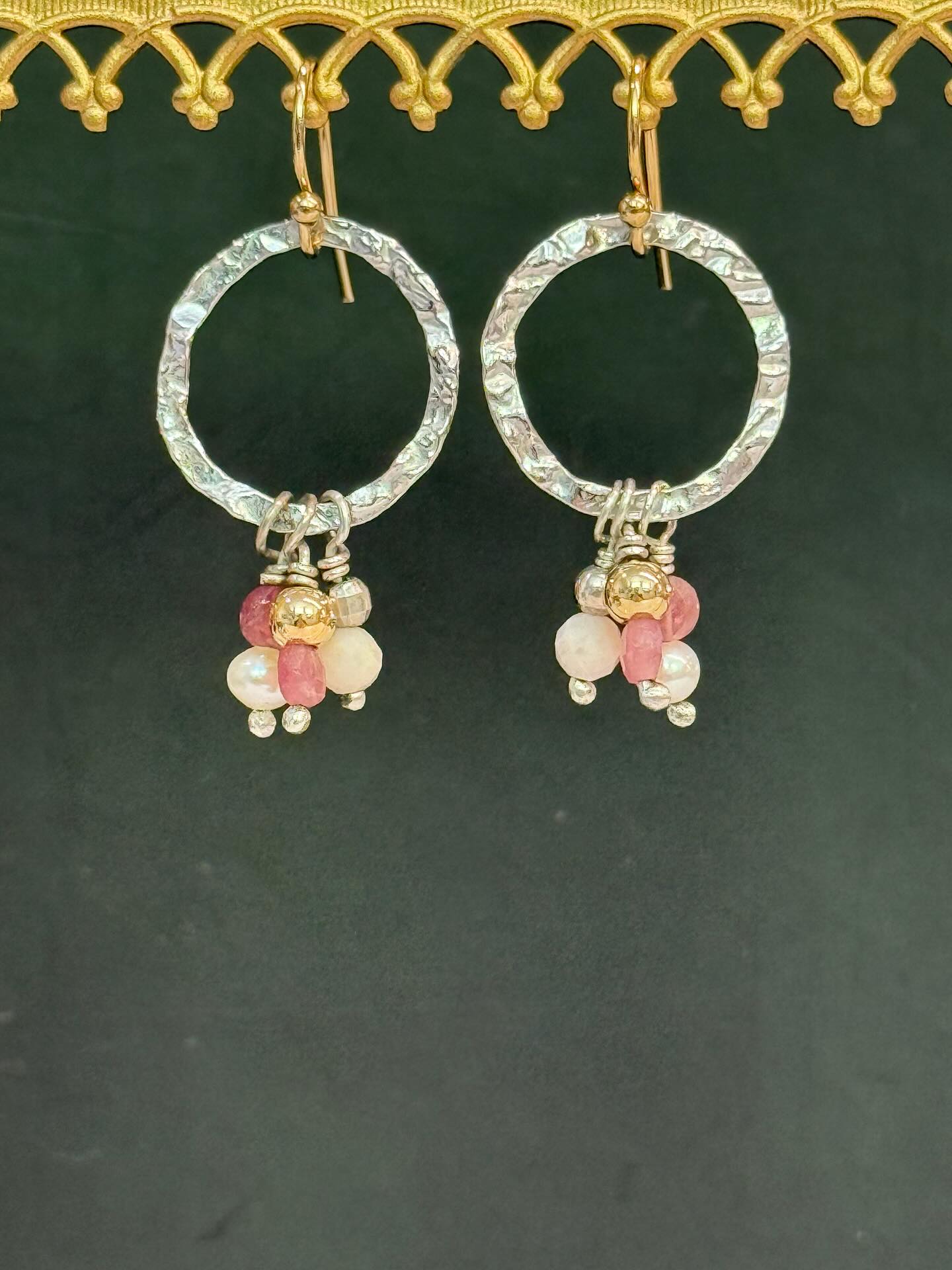 New rustic tourmaline earrings out of the workshop 💕
#twotoneearrings #rusticearrings #pearlandtourmalineearrings #newstock #handcrafted #jewelleryworkshop #leurajeweller #bluemountainsjewellery #ainsleyfinejewellery