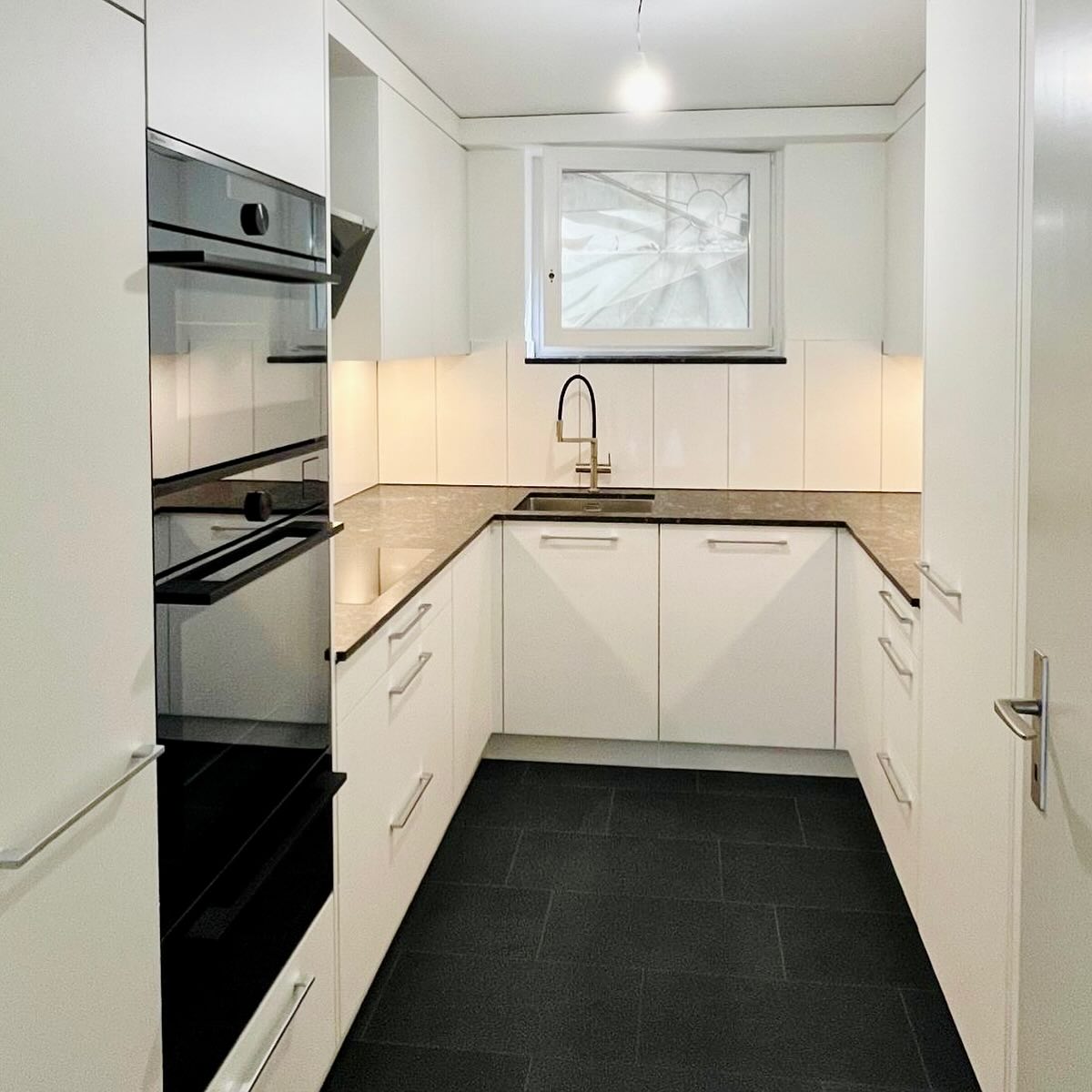 🖤🔪 Kleine Küche, grosse Leidenschaft 🔪🖤
Von der Konzeption, Konstruktion bis zum Einbau durften wir unsere Kundin (mit grosser Leidenschaft für das Kochen) begleiten. Die kompakte Fläche wurde dabei clever genutzt – mehr Arbeitsfläche, mehr Stauraum. Die Einbauspots unter den Hängeschränken, Einbaugeräte im modernen Spiegelglas und eine komfortable Armatur sind die Eye Catcher im sonst schlichten Design.
Made by Schweighauser
#küche #kücheninspo #küchenumbau #küchenachmass #raumkonzept #schreinerei #innenausbau #holzdesign #baselmade #swissmade #madeinswitzerland #raumgestaltung #madeinbasel