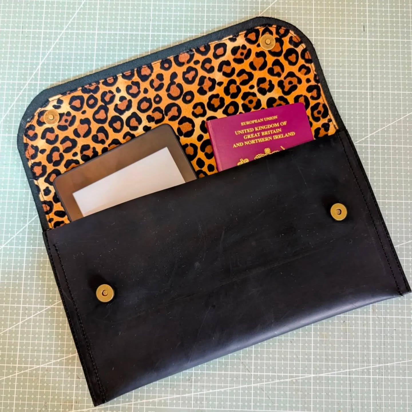 🛫 Ready to jet off like the stylish chaos gremlin you are? 😎
Meet your new travel BFF — our Black Leather Passport Wallet with Leopard Lining 🖤🐆
It’s sleek on the outside, party on the inside.
Holds all your essentials — passports, cards, documents, even that random historic boarding pass you keep for nostalgia ✈️
And yes, the leopard print makes customs feel like a catwalk. 🐾
Handmade in the UK with real leather, love, and a little bit of sass. 💅
🎁 Perfect for wanderlusters, passport hoarders & anyone who says “I’ll pack light” (and never does).
👉 Tap the link in bio to snag yours before your next adventure!
#TravelButMakeItFashion #PassportGoals #LeopardLiningLove #DitsyBags #HandmadeInTheUK #JetSetAndForget #TravelAccessories #QuirkyStyle