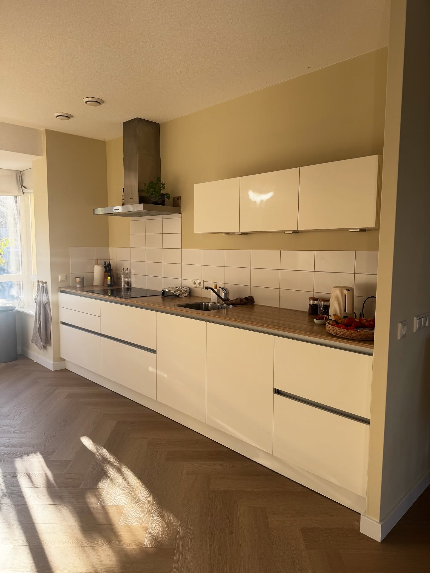 Wie laat zn keuken plakken bij een garage?!🤯
Dat kregen we vaker te horen en daarom gaan we met onze keukens verder onder @dekeukenplakkers
Maar voor het zover was mochten we eerst deze keuken plakken in Goes bij @natasjajongepier .
We hebben hem geplakt in een matte witte kleur die zorgt voor meer rust en een opener ruimte.
Prachtig zo in combinatie met het houten aanrechtblad.
Swipe door de fotos voor een geweldige transformatie⬅️
Meer over het wrappen van keukens weten? Ga naar @dekeukenplakkers of stuur ons een DM📩