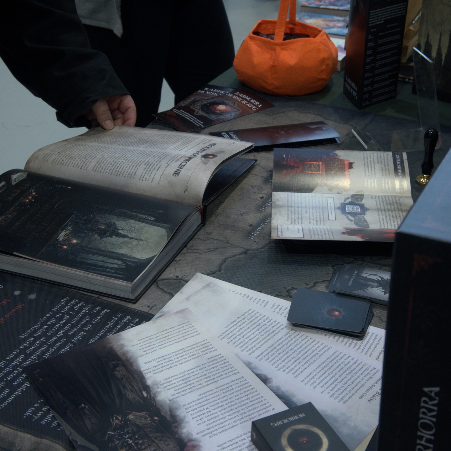 Wyprawa na @festiwal.starfest zdecydowanie udana! 😊
Podziękowania i pozdrowienia dla wszystkich, z którymi miałem okazję pogadać na stoisku, na prelekcji i przy stole sesyjnym 🔥
Szczególne podziękowania dla @planeta.czytelnika.pl bez której cała ta wyprawa byłaby pewnie niemożliwa oraz dla Łukasza i Ernesta z @horrornauboczu za prowadzenie sesji Karhorry (i merytoryczny feedback ^^).