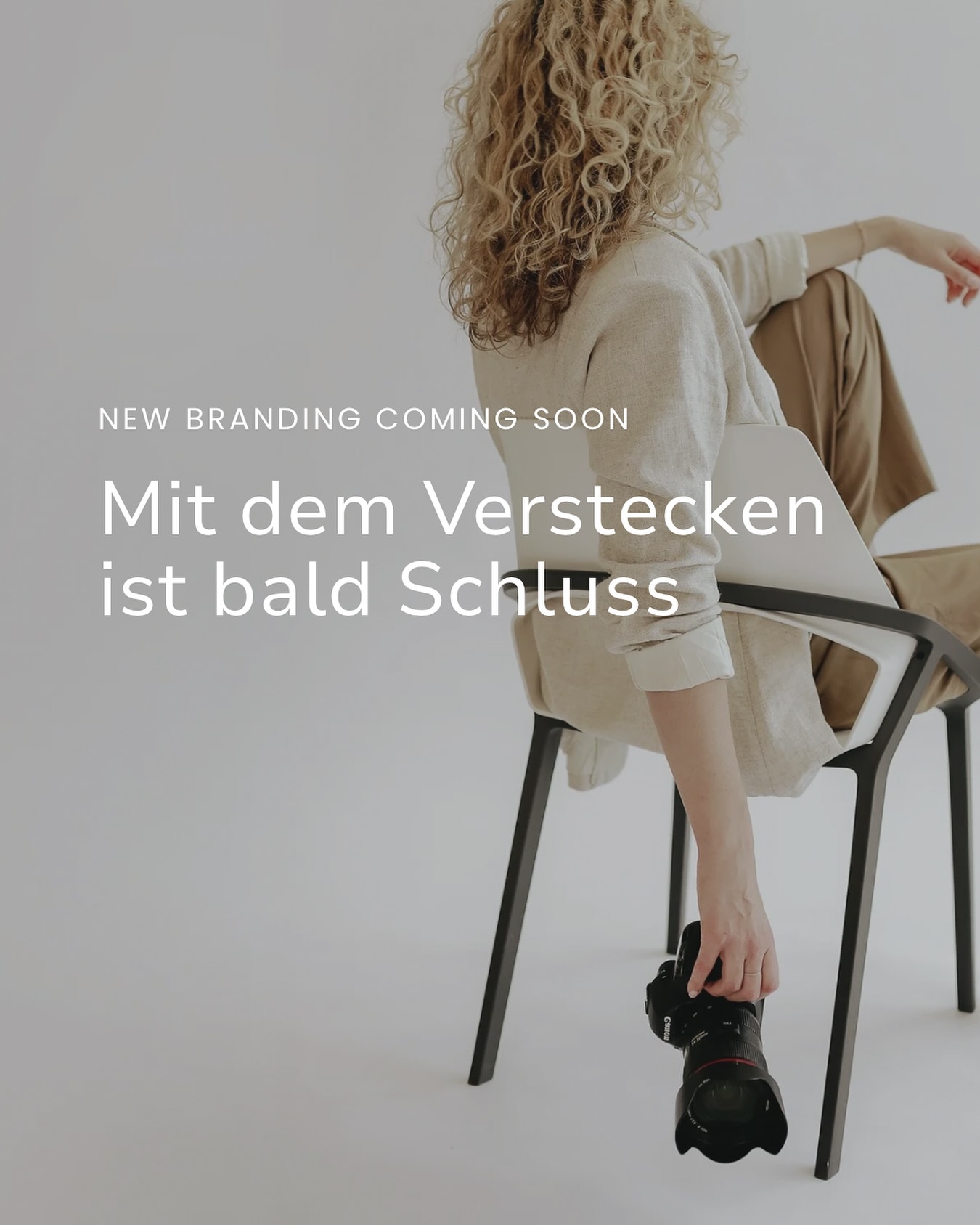 Schluss mit Verstecken – es wird Zeit, sichtbar zu werden.
So lange schon helfe ich als Fotografin meinen Kund:innen dabei, sich mit ihren Bildern mutig zu zeigen – und selbst bin ich hier oft hinter der Kamera geblieben. Klar, ihr habt gesehen, wie ich fotografiere. Aber wer ich bin, wofür ich stehe und was meine Arbeit wirklich ausmacht – das durfte bisher kaum Raum einnehmen.
✨Jetzt ändert sich das✨
Alte Posts sind gegangen, um Platz für Neues zu schaffen. Für Klarheit, Tiefe und echte Geschichten. Denn meine Bilder sind mehr als schöne Aufnahmen – sie verbinden Räume, Produkte und die Menschen dahinter.
Ein riesiges Danke an Bianca @schoenfabrik – du begleitest mich nicht nur bei meinem neuen Branding, sondern vor allem auf meinem Weg zu mehr Selbstvertrauen und Sichtbarkeit. Was sich in den letzten Wochen getan hat, ist kaum in Worte zu fassen. Danke für dein Gespür, deine Gedanken und dein Herz. ❤️🫶🏻
#newbeginnings #brandingforcreatives #brandfotografie #brandphotography #interiorfotografie #interiorphotography