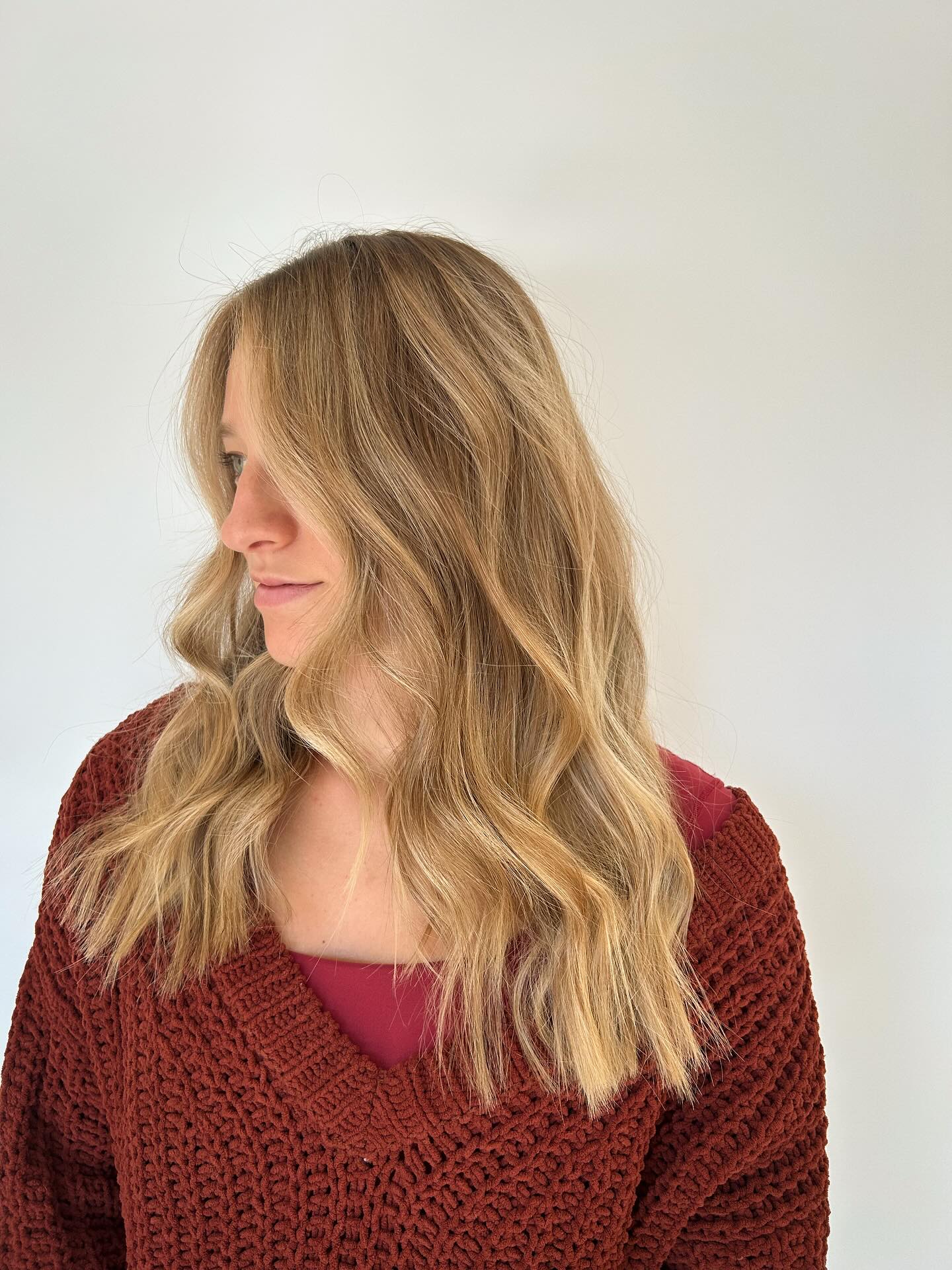 Strawberry blonde goals 🍓❤️
Full highlight & lowlight paired with a root melt and toner for the perfect blend ✨
•
•
•
•
•
•
•
#greensboro #greensborosalon #highpointsalon#uncg #elonuniversity #highpointuniversity #hpu #triadncsalon #greensborofood #greensborophotographers #greensboronailsalon #blondes #balayage #highlights #greensboroblondespecialist #greensboroextensions #highpointextensions