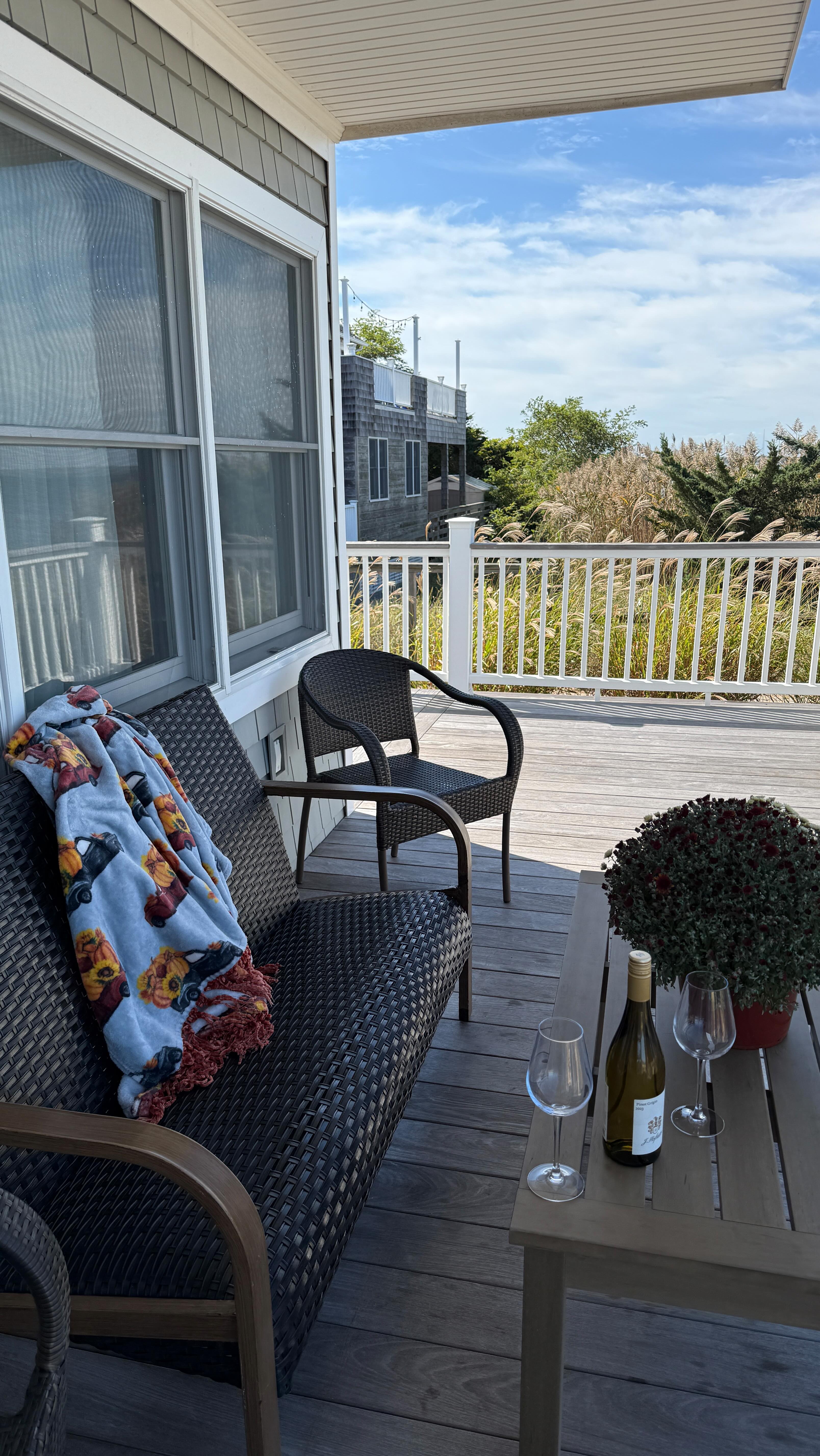 Nothing beats a glass of wine and a beautiful view 🍷✨
Take advantage of our October Special this weekend before it’s over!
Use code OCTOBER for weekend stays through the end of the month and enjoy:
🚲 Complimentary bike rentals
🍷 A bottle of wine to toast your getaway
🍪 A sweet autumn treat on arrival