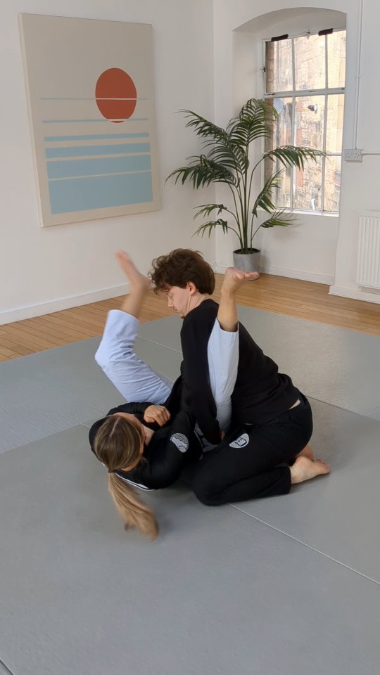 Join our Intro to BJJ and Self-Defence classes now on Tuesdays (18.15), Thursdays (19.30), and Saturdays (11am).
For a limited time you can save £10 on our 4 Class Pass by using (INTRO2025) at checkout.
This is the perfect class for beginners to start learning BJJ with us at Low Tide! Check the link in our bio for more info or to book on.
#bjj
#martialarts
#edinburgh
#selfdefense
#lowtidebjj