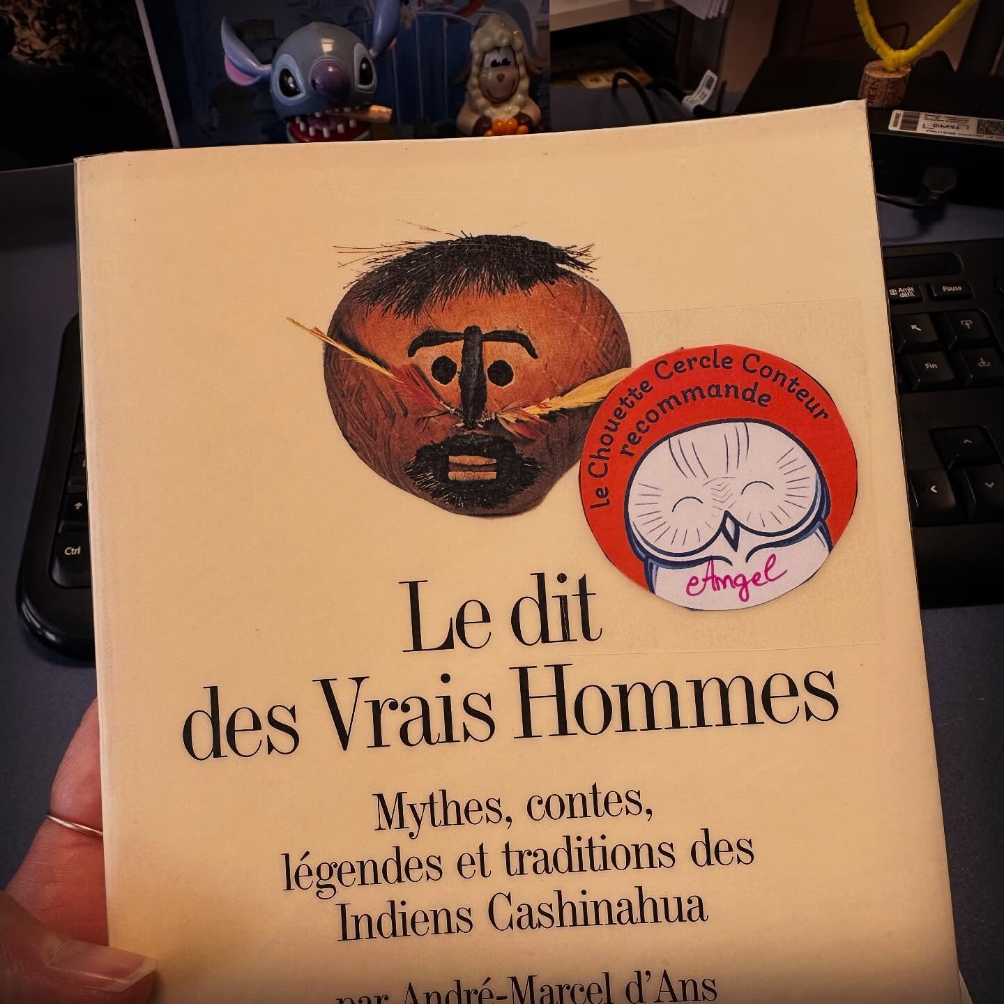 C’est l’automne 🍁 les feuilles sont rouges et tombent. Ce sont les petites #grainesdeconteurs de ce matin qui me l’ont dit en m’offrant la bonne soupe de légumes faite en classe et que je vais pouvoir déguster.
Je leur réserve pour leur prochaine venue l’histoire de l’homme-feuille, tirée de ce superbe recueil autour des indiens d’Amérique du Sud bientôt disponible dans les #contes adultes de @astrolabemelun
#contes #conteuse #raconterdeshistoires #cashinahua #indiens #ameriquedusud #perou #bresil #mythes #actionculturelle #mediatheque @ville_de_melun #leditdesvraishommes