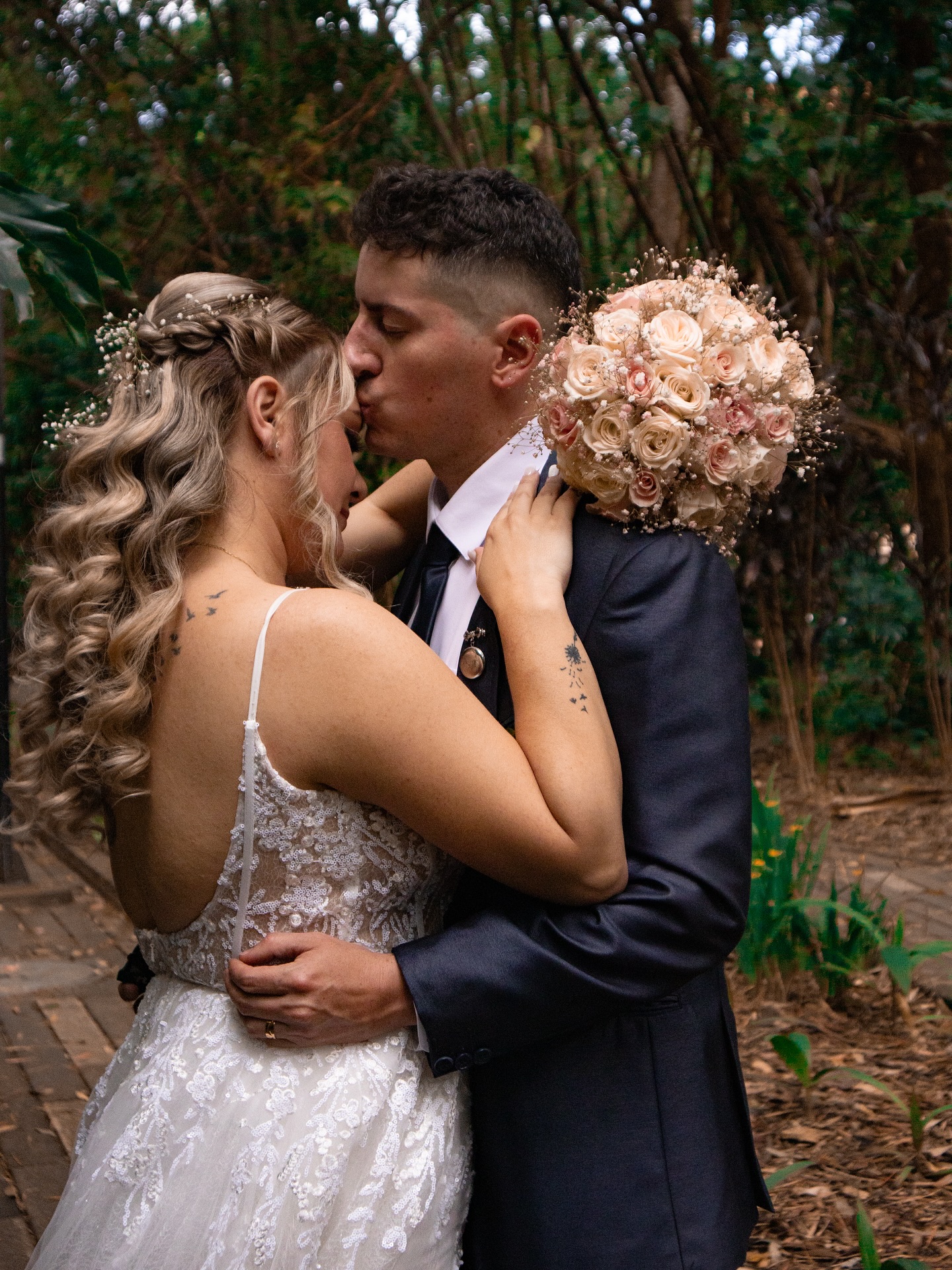 Uno quiere estar serio en la iglesia pero @tatymillan25 y @dresoficial no dejan 🤣