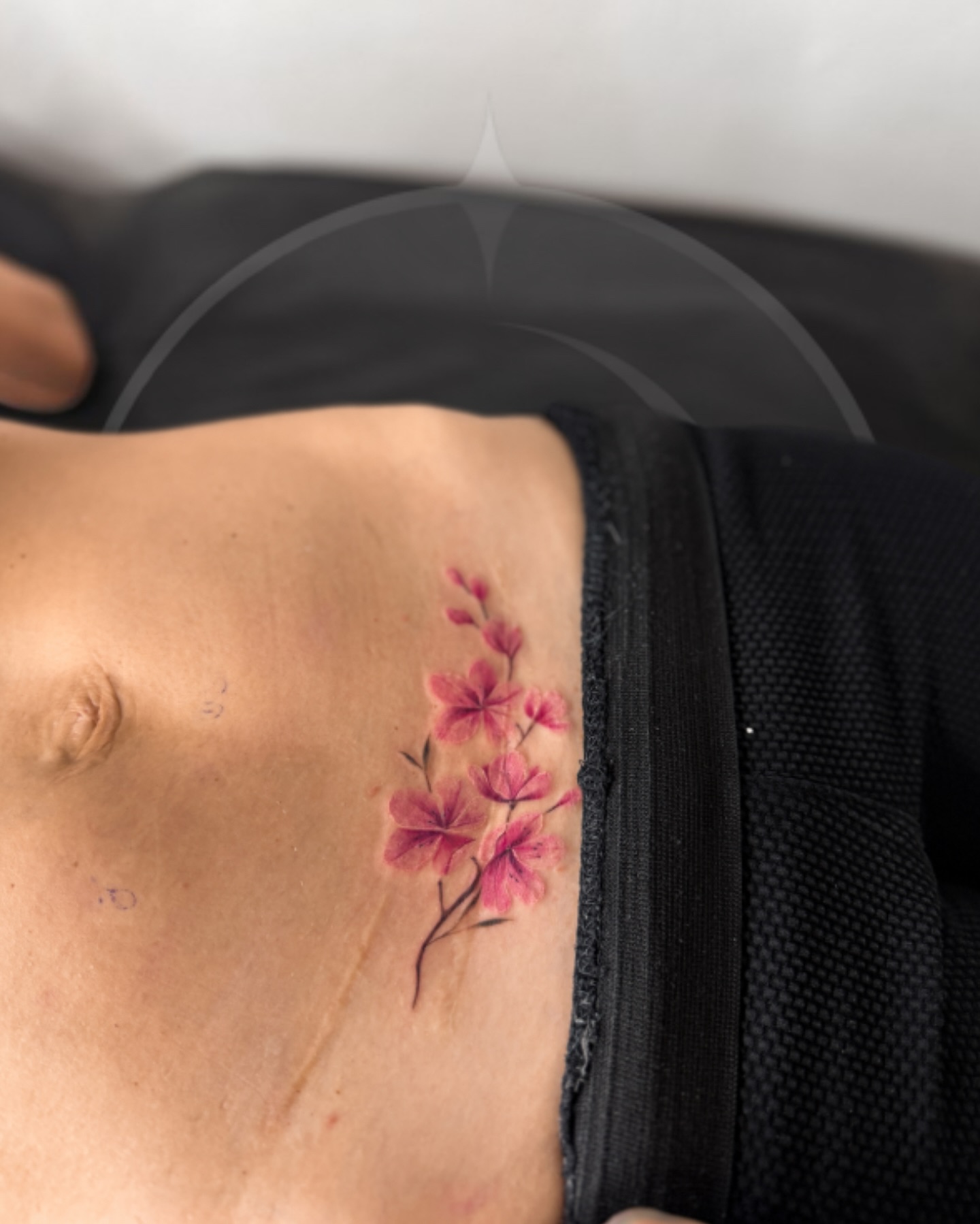 Blizna, bo najważniejszym wydarzeniu każdej mamy❤️ Ozdobiona! Wykonała @barva.tattoo