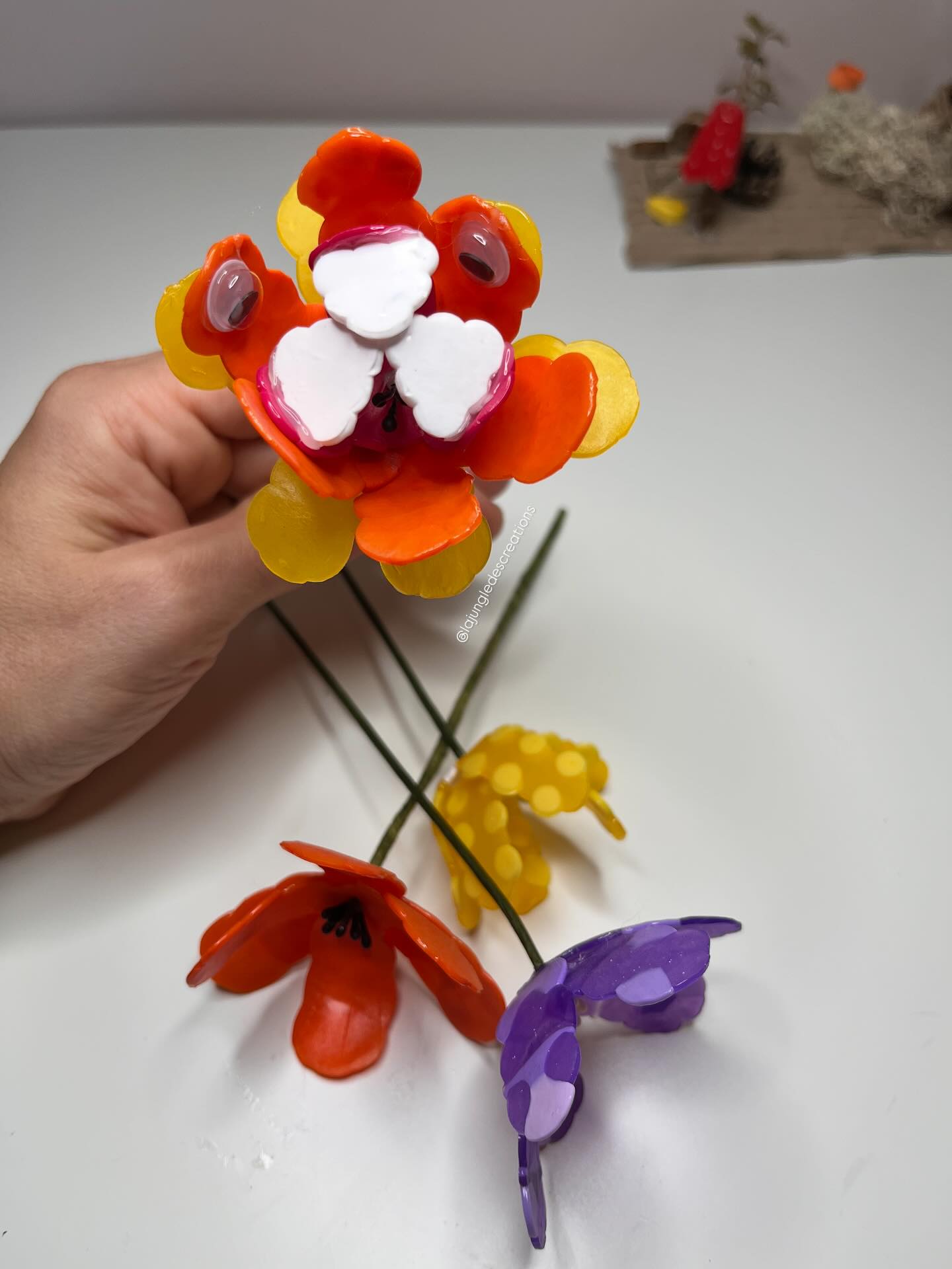 DIY – The Carnivorous Plant (made with Hama beads)
Hidden in the middle of a pretty bouquet, it waits… patient and quiet, ready to show its teeth when it’s time to eat! 🌸🦷
After reading “L’Abominable gobe-mouche de Varice and Mordicus” by @agnesernoult , I got the idea for this Halloween craft — a not-so-innocent flower to complete the bouquet we made together with Minus.
In the pictures, you’ll first find how to make the classic flowers, and then how to turn one into this abominable, toothy version!
Materials:
- Hama beads *
- Hexagonal pegboard *
- Baking paper
- Iron
- Toothpick
- Crepe paper flower stem *
- Glue gun (product kindly gifted by @cleopatre_collesetcouleurs )
- Googly eyes (for the carnivorous version) *
*Materials purchased at @panduroofficial
All the steps are in the image carousel:
👉 Swipe to see the process and make your own monstrously beautiful flower!
—
DIY – La plante carnivore (en perles à repasser)
Au milieu d’un bouquet bien sage, elle se cache… patiente, tapie dans les fleurs, prête à montrer les crocs au bon moment ! 🌸🦷
Après la lecture de « L’Abominable gobe-mouche de Varice et Mordicus » d’ @agnesernoult , l’idée de cette création d’Halloween s’est imposée : une fleur pas comme les autres pour compléter le bouquet que nous avions réalisé avec Minus.
Dans les photos, découvre d’abord comment faire des fleurs classiques, puis comment les transformer en version abominable à grandes canines !
Matériel :
- Perles à repasser *
- Plaque à perles hexagonale *
- Papier sulfurisé
- Fer à repasser
- Cure-dent
- Tige pour fleur en crépon *
- Pistolet à colle (produit offert par @cleopatre_collesetcouleurs )
- Yeux mobiles (pour la version carnivore) *
*Matériel acheté chez @panduroofficial
Toutes les étapes sont dans le carrousel d’images
👉 Glisse pour découvrir le pas à pas et créer ta propre fleur… monstrueusement belle !
—
#defidesmainscreatives #panduro #panduromyway #halloweenpyssel #halloweencraft#bookishplayideas #fusebeadsart #fusebeadflowers #hamabeads @beadsbyhama #hamabeadsflowers #fusebeadshalloween #artandcrafts #pysseltips #funhalloweencrafts #inspireuswithyourplay