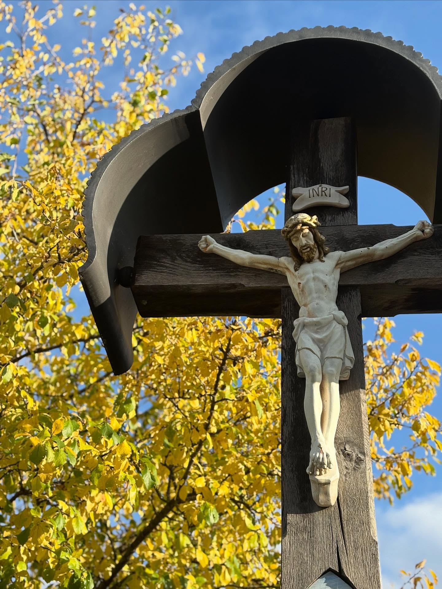 Eidinger Hofkreuz
#gott #jesus #inri #kirche #glaube #gottessegen #hofkreuz #eidingerhofkreuz #kreuz #katolik #katolisch #samerberg #eiding #servussamerberg #wanderhöfesamerberg #urlaub #urlaubaufdembauernhof #ferienwohnung #herbst #herbstfarben #weissnhof #weissnhof_samerberg