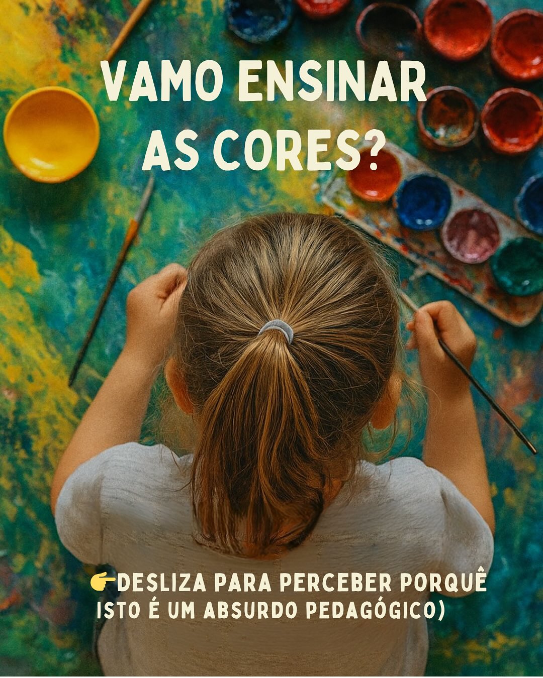 “Vamos ensinar as cores!”
Parece pedagógico. Organizado. Amoroso.
Mas é um dos erros mais comuns que cometemos na primeira infância.
E não falamos só de cores.
Falamos de tudo o que tentamos ensinar de forma abstrata antes do tempo:
Cores. Números. Letras. Formas. Dias da semana.
Porque o cérebro de uma criança de 0-5 anos não aprende conceitos abstratos pela designação.
Aprende-os pela vivência.
Quando forças a memorização antes da experiência?
Estás a antecipar uma aprendizagem formal para a qual o cérebro ainda não está pronto.
E a neurociência é clara:
O córtex pré-frontal — responsável pela abstração — só inicia o amadurecimento após os 5 anos.
Antes disso?
Não é aprendizagem. É memorização vazia.
👆 Neste carrossel, respondemos:
→ Até que idade isto é prejudicial
→ “Mas ela está a perguntar!” — como responder sem ensinar
→ “A vizinha já sabe...” — porque a pressa é do adulto, não da criança
→ O que fazer em vez de “ensinar”
→ O que a neurociência + pedagogia Waldorf dizem
Precocidade não é inteligência.
A criança que vive os conceitos na primeira infância?
Aos 6 anos, sabe-os todos sem nunca ter decorado um.
💬 Qual é a pressão que mais sentes para “ensinar” algo antes do tempo?
Diz-nos.
Porque educar não é acelerar. É saber esperar com consciência.💛
Reflexão de sexta à quinta-feira! 😉