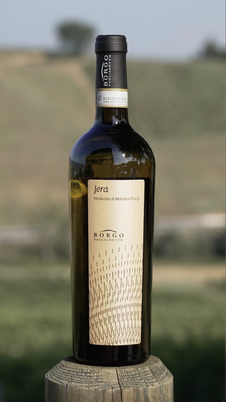 ✨ Il nostro Jera non è un vino qualunque…
🍇 Uve raccolte leggermente surmature
⏳ Sosta infinita sulle fecce fini
🍾 Almeno 8 mesi di bottiglia
Un rosso vestito di bianco 👔⚪ con i suoi 14%, ma con una freschezza sorprendente che farà dire al tuo palato: wow! 😍
✨ Our Jera is no ordinary wine…
🍇 Grapes picked slightly overripe
⏳ A long rest on fine lees
🍾 At least 8 months in the bottle
A red dressed in white 👔⚪ with its 14%, yet with a refreshing twist that will amaze your palate 😍
🥂 Ready to be amazed?
#verdicchiodimatelica #vinoitaliano #madeinitaly #matelica #siamofivi #borgopaglianetto #winelovers