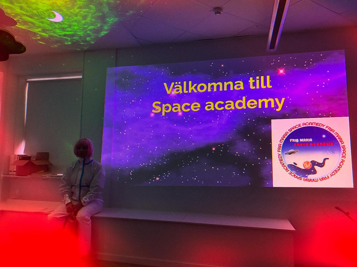 Idag startade årets tema ✨SIKTA MOT STJÄRNORNA ✨ Jorden hotades av aliens och vi fick göra antagningsprov till Fria Maria Space Academy. För att bli astronaut behövs styrka, intelligens och samarbete. Det var tufft men vi klarade det! 🚀☄️🔭🪐🧑🚀👽💫