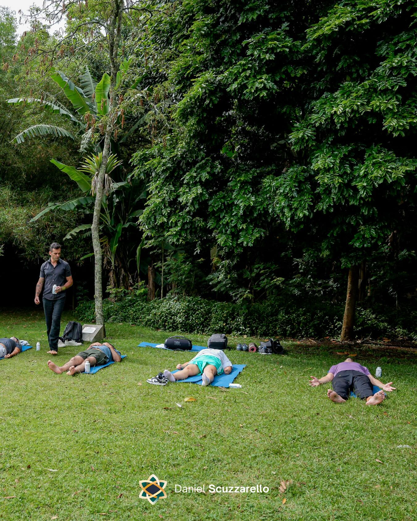 Na forma como alguém respira, se apoia nos pés, tensiona os ombros — há sempre uma história sendo contada.
E ali, entre uma inspiração e outra, o corpo revela o que as palavras tentam esconder: onde ainda há resistência, medo, culpa… Mas também onde existe entrega, presença e confiança.
Quer entender como reconectar corpo e consciência pode transformar a sua forma de viver, liderar e se relacionar? Acesse o link na bio ou me envie uma mensagem.
#mindset #lider #lideranca #pessoas #gestao #liderancaconsciente #mentoria #breathwork #consciousleadership #quantumflow