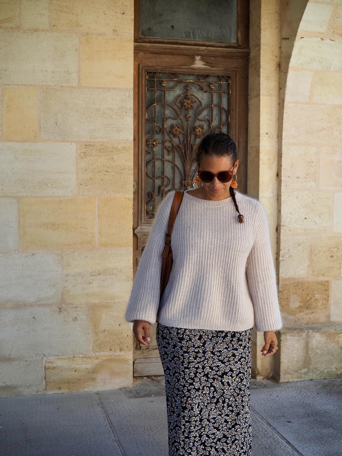 Que j’aime ces journées le pull peut servir de manteau. Et si vous voulez un pull confortable BRUNE qui est tricoté tout en demi côtes anglaises est pour vous. 🧸
On est d’accord, ce point va beaucoup moins vite à tricoter que du Jersey en rond, mais quel bonheur porter.
🐿️ Retrouvez La Fiche tricot en 9 tailles en français et en anglais sur Ravelry et www.AtelierEmilie.com
Fils . @lainamouree
.
.
#atelieremilie #ateliermiliedesigns
#knitting #knitweardesigner #mohairaddict
#tricotété #summerknitting
#tricot #strikk tricot #jeportecequejetricote
#pullbrune #pullbrune