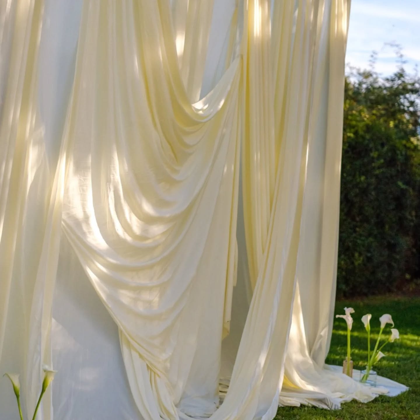 On adore le backdrop voluptueux XXL ivoire que ce soit pour photographier les invités, cacher un détail qui nest pas à votre goût ou tout simplement restreindre un accès.
Notre backdrop XXL 3MX3M peut s'installer aussi bien a l'intérieur qu'à l'extérieur.
Existe aussi en blanc.
Lieu : @bastideetmoi
👉 disponible à la location dans le 13, le 83, le 05 et le 84. Consultez notre catalogue en ligne sur www.provencelocationmariage.com