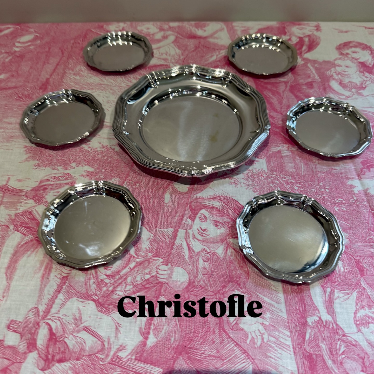 Christofle dessous de carafe / bouteille contours filets style Louis XV accompagnée de 6 sous-verres au modèle.
Dessous de carafe :
Ø : 16 cm
Sous-verres
Ø : 8,7 cm
Un bel ensemble en métal argenté, pour agrémenter votre table.
Bon état , infime taches sur le fond du dessous de carafe.
Toutes les pièces sont poinçonnées Christofle .
🛒 prix et disponibilité dans la boutique en ligne.
#christofle #artdelatable #argenterie #dessousdeverres #dessousdecarafe #artderecevoir #dresserlatable #decoration #antiquites #misslittlebottle