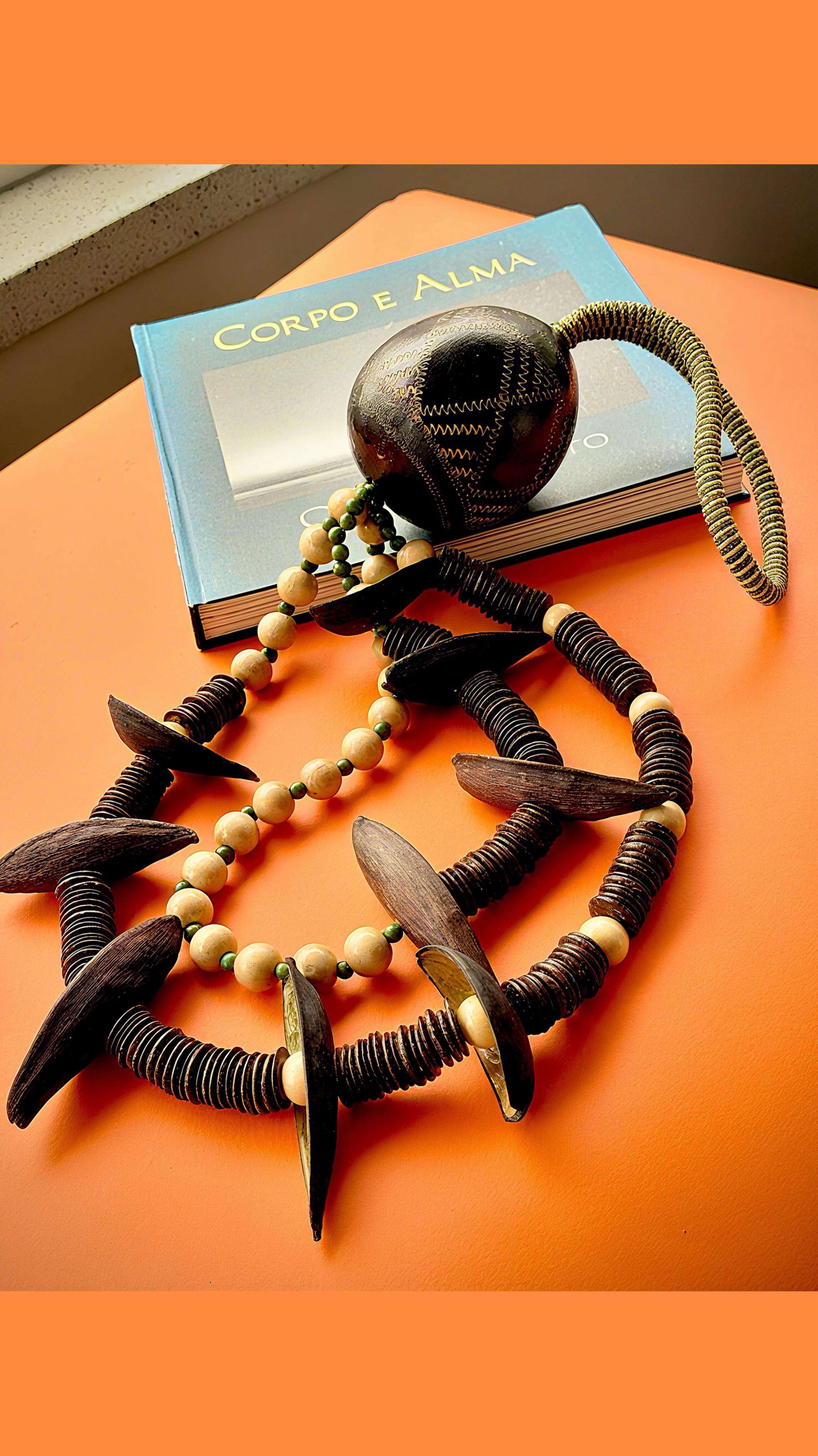 Nossos belos colares de mesa são para quem gosta do luxo sustentável que essas lindas obras de arte representam.
Feitos com insumos da Amazônia, trazendo todo charme e brasilidade dos nossos imbatíveis artesãos.
Para conhecer mais a nossa Coleção Casa e essas maravilhosas peças, entre no nosso site e aproveite o FRETE GRÁTIS para compra de quaisquer produtos pronta entrega.
#luxosustentavel
#colaresdemesaexclusivos
#decoracaodeinteriores
#arquiteturadeinteriores