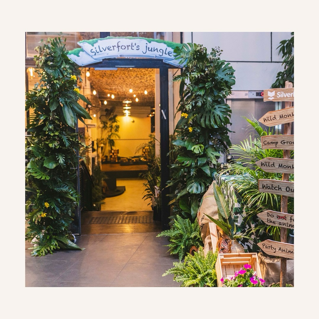 🌟 Step into the Wild! 🌟
עיצוב כניסה לאירוע חברה בקונספט ג׳ונגל! יצרנו שער המורכב מירק טרופי מגוון והוספנו אלמנטים לשולחן הכניסה התואמים לקונספט. וכדי להשלים את האווירה הוספנו פריטים בעיצוב גרפי בשילוב מיתוג שהפכו את האירוע למושלם! 🐒🌴
רוצים לתת לאירוע הבא שלכם טוויסט פרוע ובלתי נשכח? בואו נעצב יחד משהו יוצא דופן!
#נושאג’ונגל #עיצובאירועים #עיצובאירועיםעסקיים #ירקוחחיות #מיתוגוגרפיה #פראיומתוחכם #JungleTheme #EventDecor #CorporateEventDesign #GreeneryAndAnimals #BrandingAndGraphics #WildAndSophisticated
