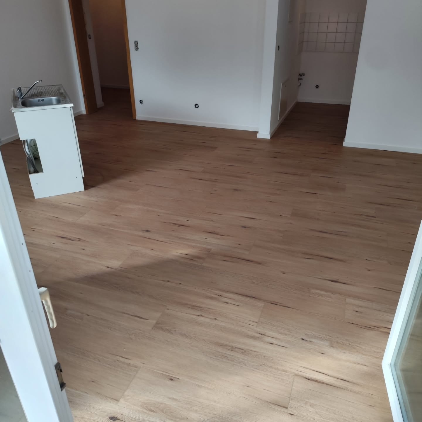 Projekt Abgeschlossen!
Heute konnten wir die Wohnung frisch #renoviert an den den Eigentümer übergeben, nach der Entkernung, dem Anstrich und dem neuen Bodenbelag Erstrahlt wieder alles in frischem Glanz!