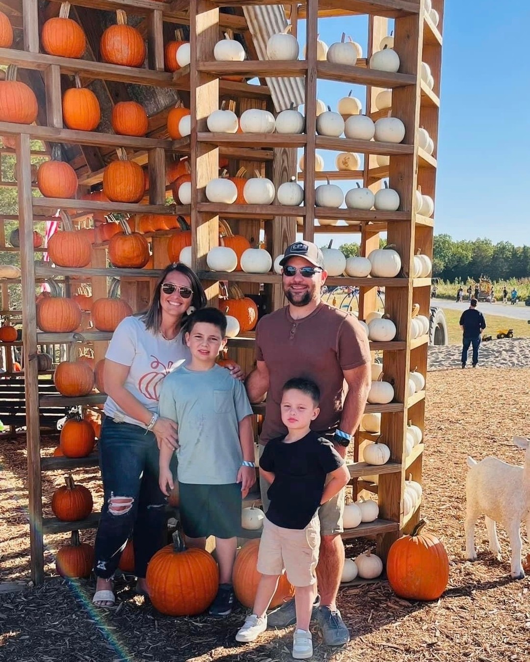 Fall weekend fun has begun! 🎃🎃🎃 YES, we are open today (rain or shine)! Don’t let the forecast get in the way of making fall memories! If it does rain, there are plenty of covered spots to hang out on the farm.
Some adjusted hours
🐕 Dog Shows 11, 1, & 3
🎸 Band 11:30-3:30
Open Saturday & Sunday, 10am-6pm
bloomsdalefunfarm.com
