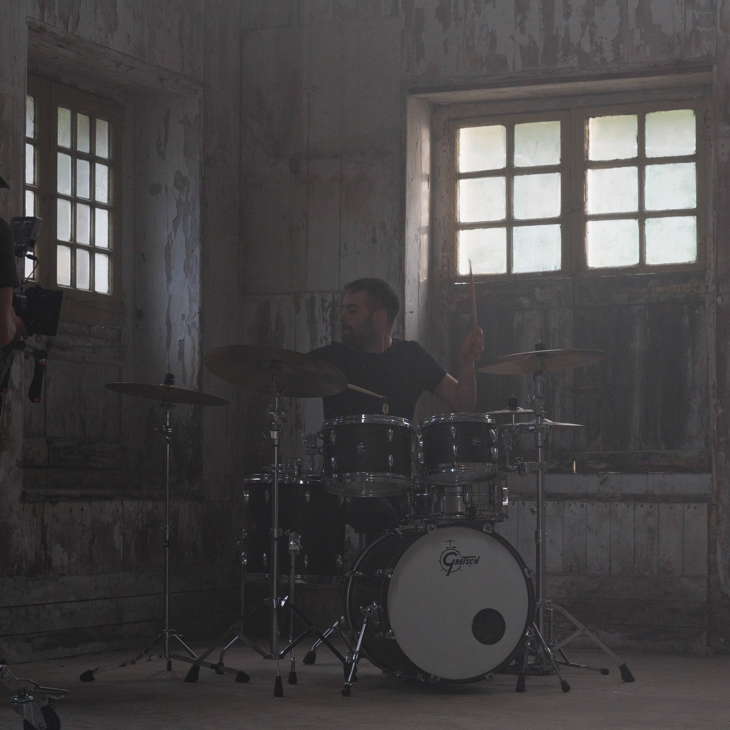 Yes, I eventually calmed down ☺️
📸 @billycrabbemusic
@cosmicears @georgemariosofficial @gretschdrums #drumsdrumsdrums #vf15 @istanbulagop #drummer #drummergram #remodrumheads #sessiondrummer #londonmusician #livemusic #londonmusic #drummerinlondon #drum #drums #drumkit #drumset #instadrums #soundsfrommyattic #drumminglife #remoterecording #remotedrumtracks #remotedrumrecording #livedrummer