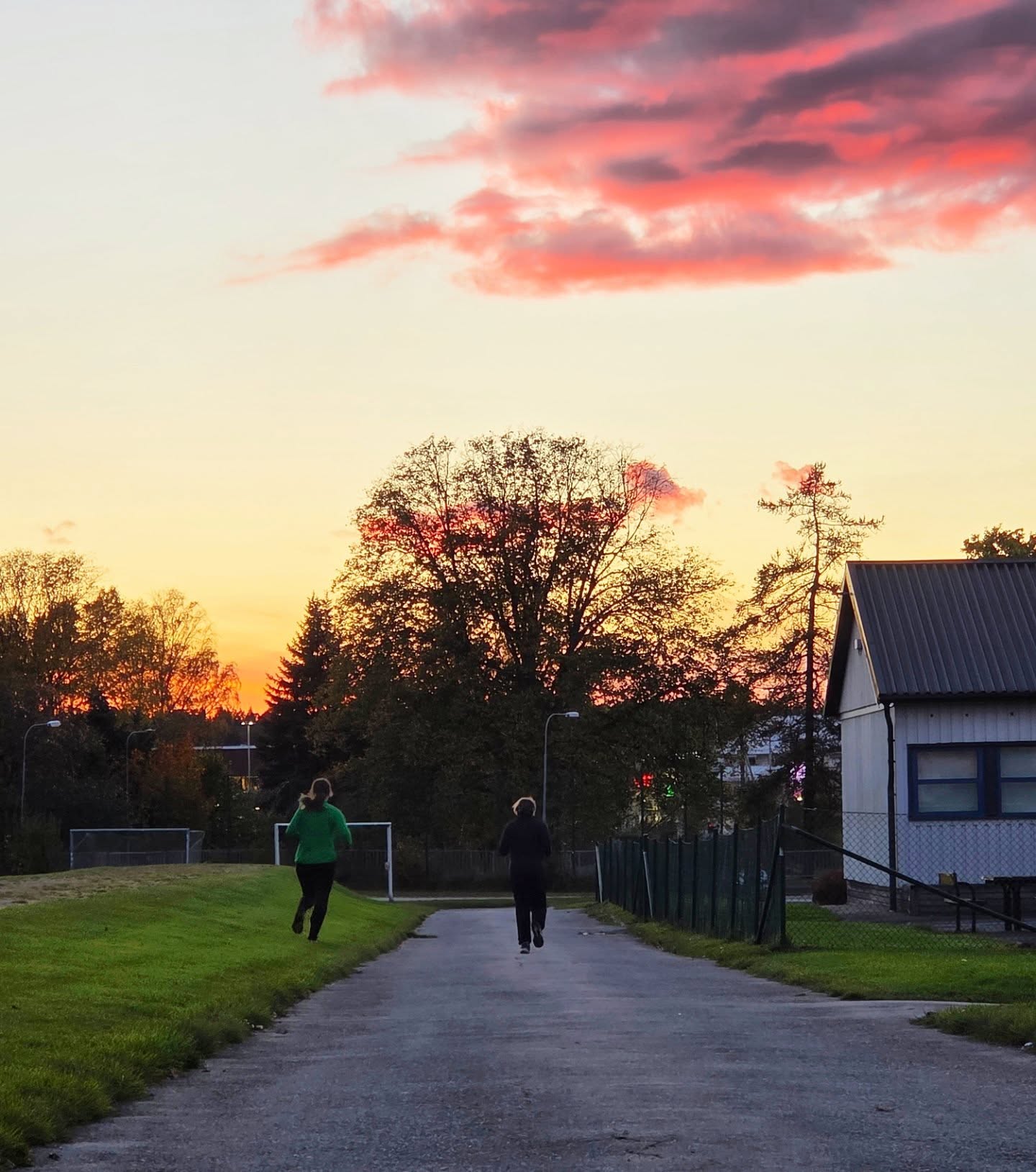 Igår startade cirkelträningen i Stenungsund!
Vi varvade styrka med lite lätt jogg.
Magisk himmel 🙌.
Vill du haka på så går de fortfarande bra 😀 Skicka här! Torsdagar kl 17:30 kör vi och det är 5ggr kvar.
Ha en fin helg 🤎 //Lina
#cirkelträning #träningstenungsund #utomhusträning #friskvård #träningsglädje #friskluft #tränaute #lkwellness #stenungsund