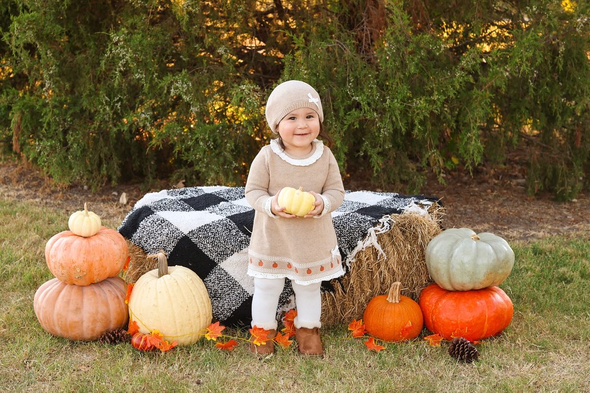 🍂 Feeling grateful for this sweet family! These 3 amazing mamas (and sisters) booked 3 mini sessions in a row so they could have their special fall moments together and with their own family. I had such a great time capturing these moments with them! They are such a beautiful family!🎃🍂🍁
#FallMiniSessions #FamilyPhotography #FallPhotos #SiblingLove #goldenhourmagic