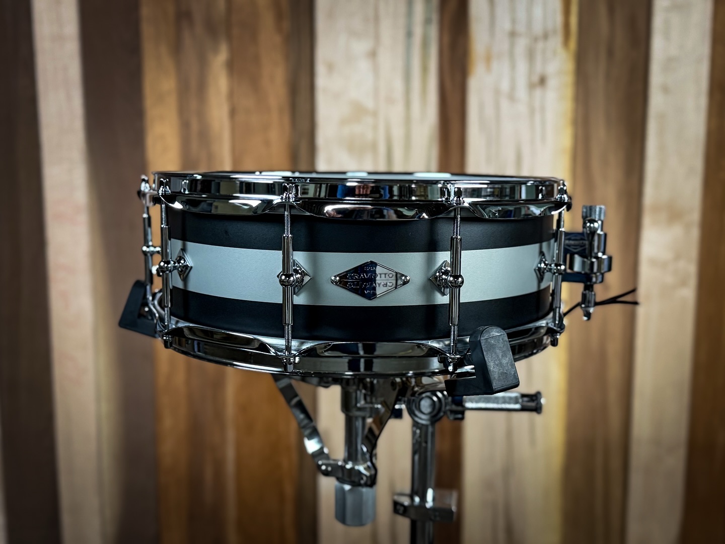 🔥🔥 Custom Shop with a 2 in 1 badge, 5x14 Maple, 45 degree bearing edges, solitaire lugs, and in a black/sliver/black matte finish.