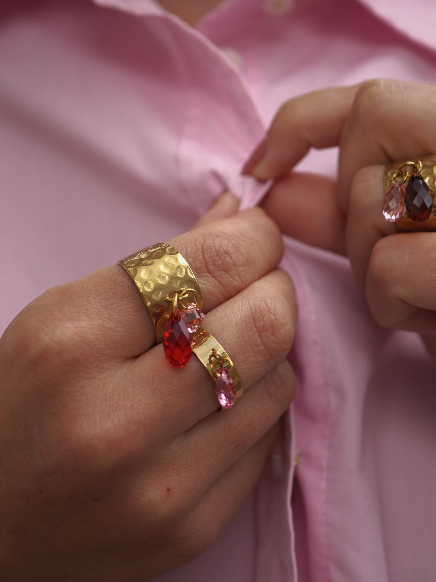 Twinkle twinkle ✨ Har du funnet en favoritt blant høstens ringer? Og skal jeg lansere flere type ringer fremover? 🤷🏻♀️ Hvilken type ringer vil du eventuelt se mer av? 💍
I rullen ser du et lite utvalg av høstens nye ringer ✨ De har glitrende krystaller av høy kvalitet og rasler lett over fingrene når du bruker dem. Du kan se hele utvalget på wahlwest.com
Og jeg vil veldig gjerne høre fra deg og hva du ønsker deg fremover, så hvis du vil sende en DM eller legge igjen en kommentar under blir jeg veldig glad 🙏🏼
God torsdag. Håper du får en skikkelig fin kveld 💕