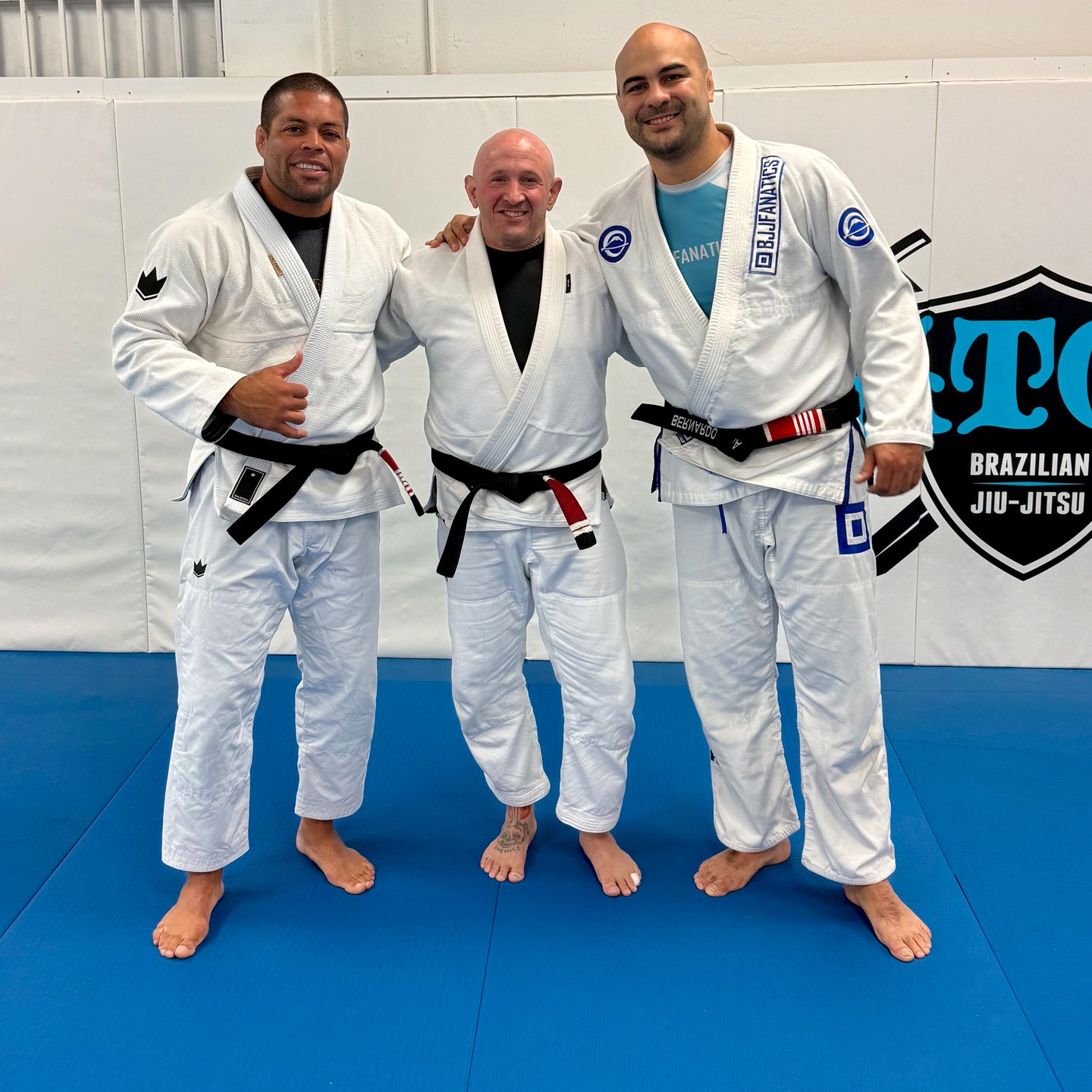 🛡 Team ATOS
📍 Atos HQ – San Diego, CA
Just wrapped up an unforgettable few days at the BJJ Fanatics Camp hosted at Atos HQ, training under two legends — Professor Bernardo Faria and Professor André Galvão.
It was a powerful experience getting to train twice a day, connect with amazing people from all over the world, and sharpen my game at the home of Team Atos. The vibe at HQ is next level — the atmosphere, hospitality, and love in that room is something truly special.
🔥 Bonus highlight — a special final-day class with World Champion Professor Joao Bisnaga, with some amazing Guard play details!
Huge thank you to everyone who made the camp such a memorable time. I’m heading home sore, inspired, and already looking forward to next year.
#TeamAtos #LCBJJ #LeagueCityJiuJitsu #BJJFanaticsCamp #AndréGalvão #BernardoFaria #AtosHQ #BJJLife #AlwaysLearning #ProfessorBisnaga #JiuJitsuJourney