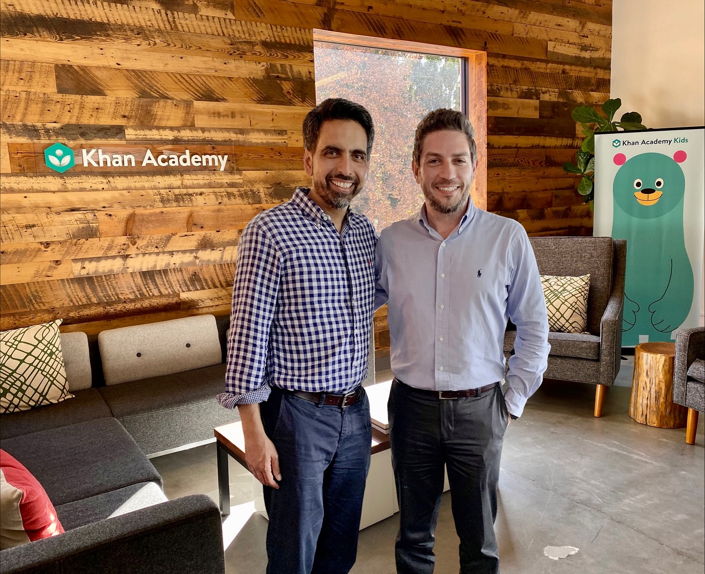 Khan Academy’nin kurucusu Sal Khan, TED’in yeni lideri oldu! 🌟🎓
Bu değişimle birlikte, 25 yıldır @ted’in liderliğini yürüten @chrisandersonted bayrağı Sal Khan’a devrediyor. 🏳️➡️🌍
Sal, kar amacı gütmeyen @khanacademy ’nin kurucusu olarak dünya çapında eğitimin erişilebilirliği için sağladığı vizyon ve etkiyle tanınıyor. Khan Academy ve tüm mevcut görevlerine ek olarak, bu kez TED’in temel değerlerini — bağımsızlık, fikir paylaşımı, topluluk inisiyatifi — koruyarak geleceğe taşıma sorumluluğunu “Vision Steward” yani “Vizyonun Kurucusu/Koruyucusu” unvanıyla üstleniyor. 💡✨
TED’in yeni döneminde vizyonunu Sal yönlendirecek; bağımsız fikirlerin gücünü ve değerini koruyarak geleceğe taşımaya katkı sunacak. Tüm dünyada yüz milyonlarca öğrenciye ücretsiz öğrenme imkanı sunarak eğitimi demokratikleştiren ve son 20 yıldır eğitimi dönüştüren bir liderin, şimdi “fikirlerin dünyasını” şekillendirecek olması çok ilham verici değil mi? 🔴💡
Khan Academy’nin yolculuğunun neredeyse başından beri Sal’ın vizyonuna gönülden inanmış ve bu uğurda çalışmış bir eğitim gönüllüsü olarak, Sal ile gurur duymamak elde değil. 🦾💙
Tebrikler Sal! Öğrenmeye, paylaşmaya ve daha büyük hayaller kurmaya ilham verdiğin için teşekkürler! 👏🎊🎉
#TED #SalKhan #VisionSteward #Leadership #Inspiration #Education #TEDTalks #Eğitim #İlham #i̇lhamverenfikirler #KhanAcademy #KhanAcademyTürkçe #herşeyiöğrenebilirsin