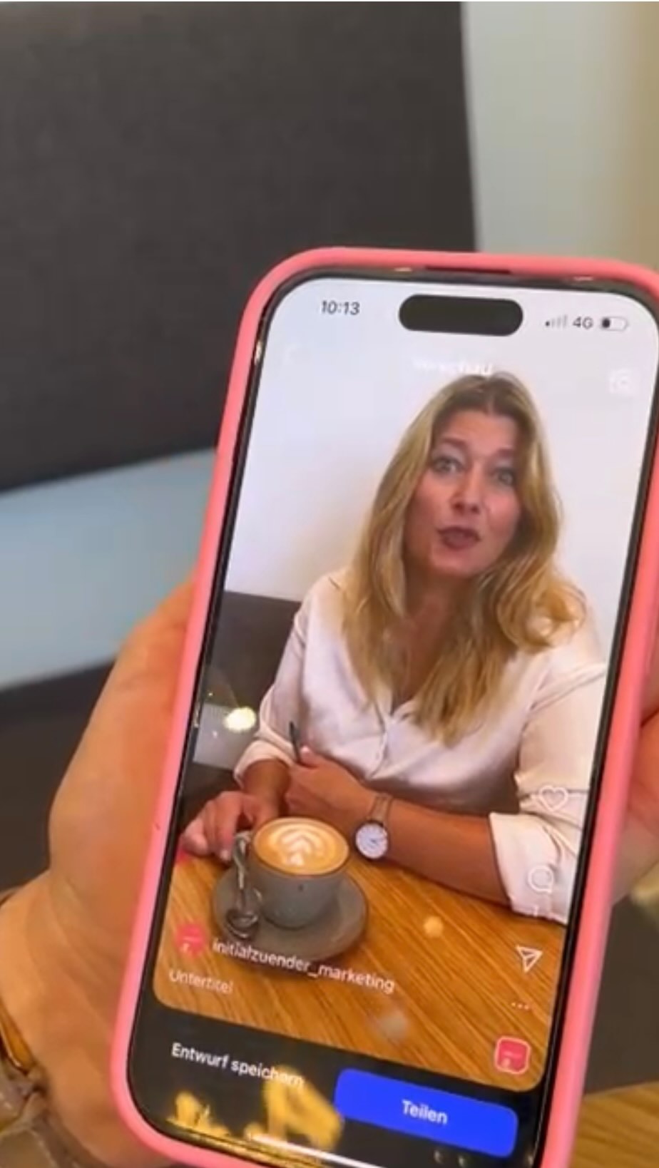 Es wird nicht gleich jemand kommen, weil du jetzt selbständig bist.
Ich weiß, das klingt hart –
aber genau das ist die Wahrheit.
Du hast gerade eine riesige Leistung hinter dir:
💥 Du hast den alten Job losgelassen.
💥 Dein Produkt oder deine Dienstleistung entwickelt.
💥 Alles aufgebaut – mit Herzblut, Mut und Vision.
Und dann kommt dieser Moment …
du wartest.
Auf Kund:innen. Auf Anfragen. Auf Sichtbarkeit.
Aber niemand kommt.
Weil Stufe 3 jetzt beginnt:
👉 Sichtbarkeit schaffen.
👉 Deine Message rausbringen.
👉 Zeigen, wofür du stehst. Und damit meine ich DICH, nicht nur Folien oder Bilder.
Marketing ist kein Luxus.
Es ist dein Sprachrohr, dein Verstärker, dein Zugang zur Welt.
Also:
Mach Lärm. Sei mutig. Sei sichtbar.
Denn es kommt keiner –
bis du gehst. 🦋
Du brauchst einen Sparringspartner? Dann buch‘ gern meinen kostenlosen Zündfunkencall für ein kurzes Kennenlernen.
#Selbstständigkeit #Marketing #Sichtbarkeit #BusinessGrowth #IchVerleihDirFlügel #PersonalBranding #Gründen #Mut