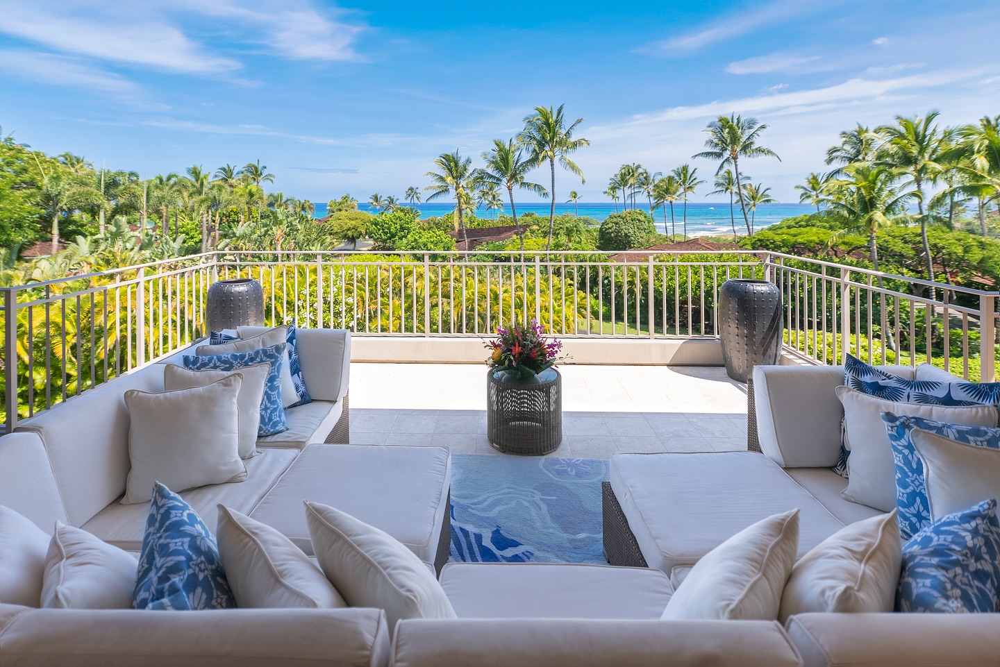 Upgrade from a hotel room to pure paradise! The Hillside Penthouse Oceanview Retreat offers 3 bedrooms, 3.5 bathrooms, and jaw-dropping whale-watching views from an expansive lanai. Perfect for couples and families, this haven features a gourmet kitchen, a treasure chest of toys, golf carts for exploring the resort, and a pool just a 60-second stroll away. Snag a rare 20% off nightly rates for Nov 23â29 or Dec 13âJan 4. DM for details or visit www.KemaKama.com to book your dream getaway!