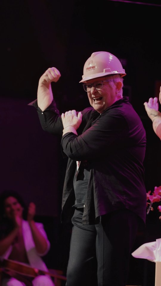 #TBT de um dia inesquecível. Autonomia que transforma. Da força individual ao impacto coletivo.
Foi esse o tema tratamos no Café Selo Rosa 2025, realizado no @mis_sp, uma manhã de música, histórias reais e reconhecimento às empresas que acreditam no poder da equidade de gênero.
Cada parceria é uma porta que se abre. Cada mulher formada é um elo que multiplica transformação.
O Instituto Mulher em Construção se aproxima dos 20 anos de trajetória, e o Selo Rosa já antecipa essa celebração. Duas décadas dedicadas a erguer não apenas paredes, mas futuros.
Seguimos rumo a 2026 com o compromisso de alcançar 20 empresas mantenedoras unindo propósito, impacto e transformação social.
Porque quando uma mulher conquista autonomia, toda uma comunidade se move. 💪
Nosso muito obrigada a todas as integrantes do time IMEC. Obrigada a @najaraszabo pela apresentação,
@mariguti pela rica conversa com as alunas
@silvanafufana e @chalainearaujo. Obrigada
@larissalimaoficial por emprestar sua linda voz para o nosso encontro.
Obrigada também a @nathaliaarcuri pela parceria e presença tão especial.
E nosso muito obrigada as empresas Selo Rosa:
@itau
@tecnovaenergia
@msasafety
@viamobilidadesp @viaquatrosp @viamobilidadelinhas8e9
@instituto.cury
@cyrela
@magazineluiza
@abraincoficial
@comgasbr
📷 @camillago_photo
#SeloRosa #AutonomiaQueTransforma #InstitutoMulherEmConstrução #EquidadeDeGênero #ImpactoColetivo #MulheresNaConstrução #IMEC20Anos