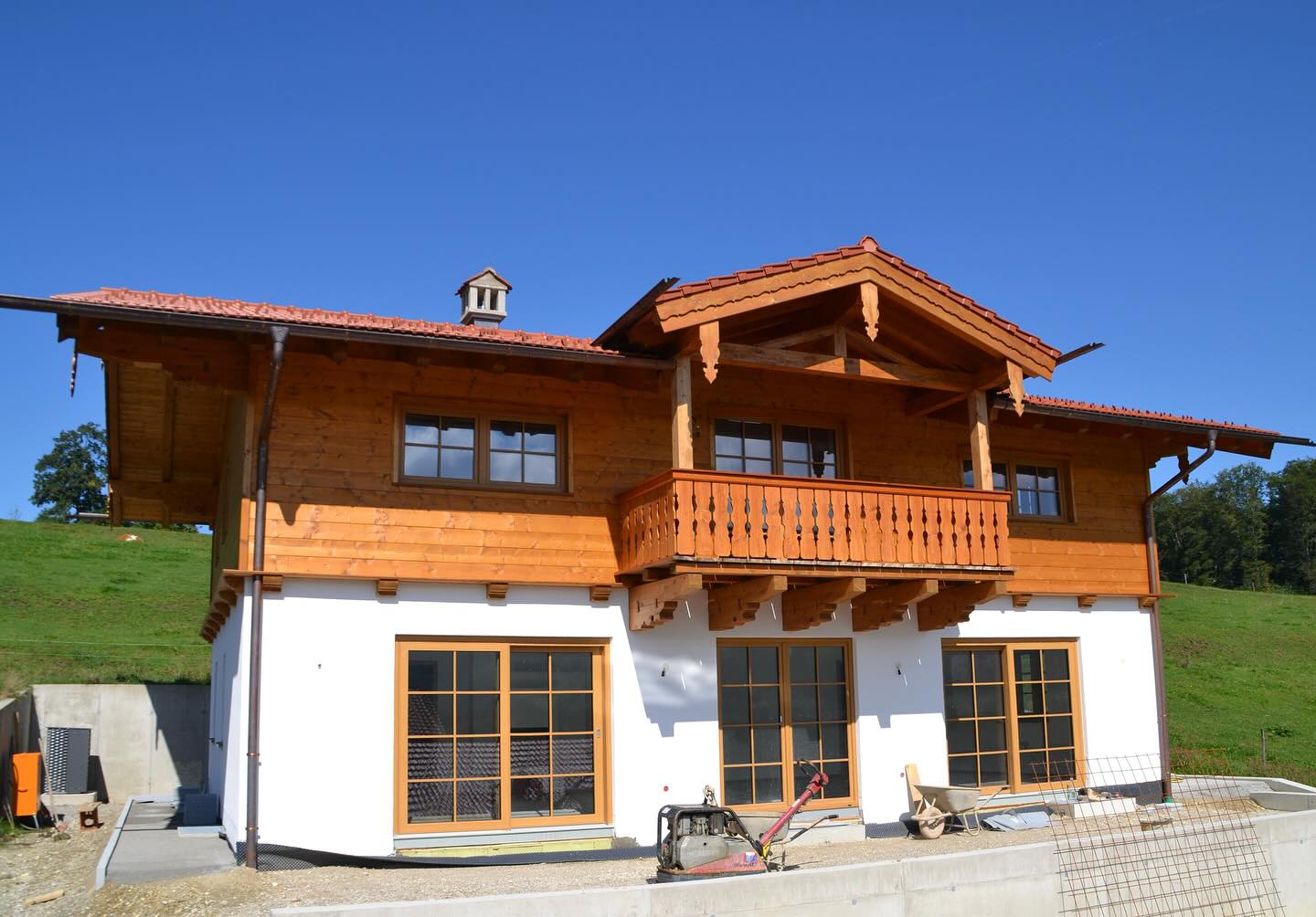 REGIONAL. NACHHALTIG. ZEITLOS.
Für dieses Einfamilienhaus durften wir den Dachstuhl mit Gaube, die Holzfassade und die Balkone fertigen – alles aus heimischem Fichtenholz, traditionell verarbeitet.🏡🏗️
Ein Zuhause, das Behaglichkeit, Handwerk und Standortverbundenheit vereint.
Danke für das Vertrauen – es war uns eine Freude, mitgestalten zu dürfen!🤎
#einfamilienhaus #bauenmitholz #handwerk #holzbau #zimmererarbeiten #holzbauarbeiten #gaube #holzfassade #fichtenholz #zuhause #behaglich #balkone #dachstuhl #zimmereiniederthanner #zimmerertreffpunkt #zimmerer_auf_insta #inntal #nussdorfaminn #brannenburg #samerberg #rosenheim