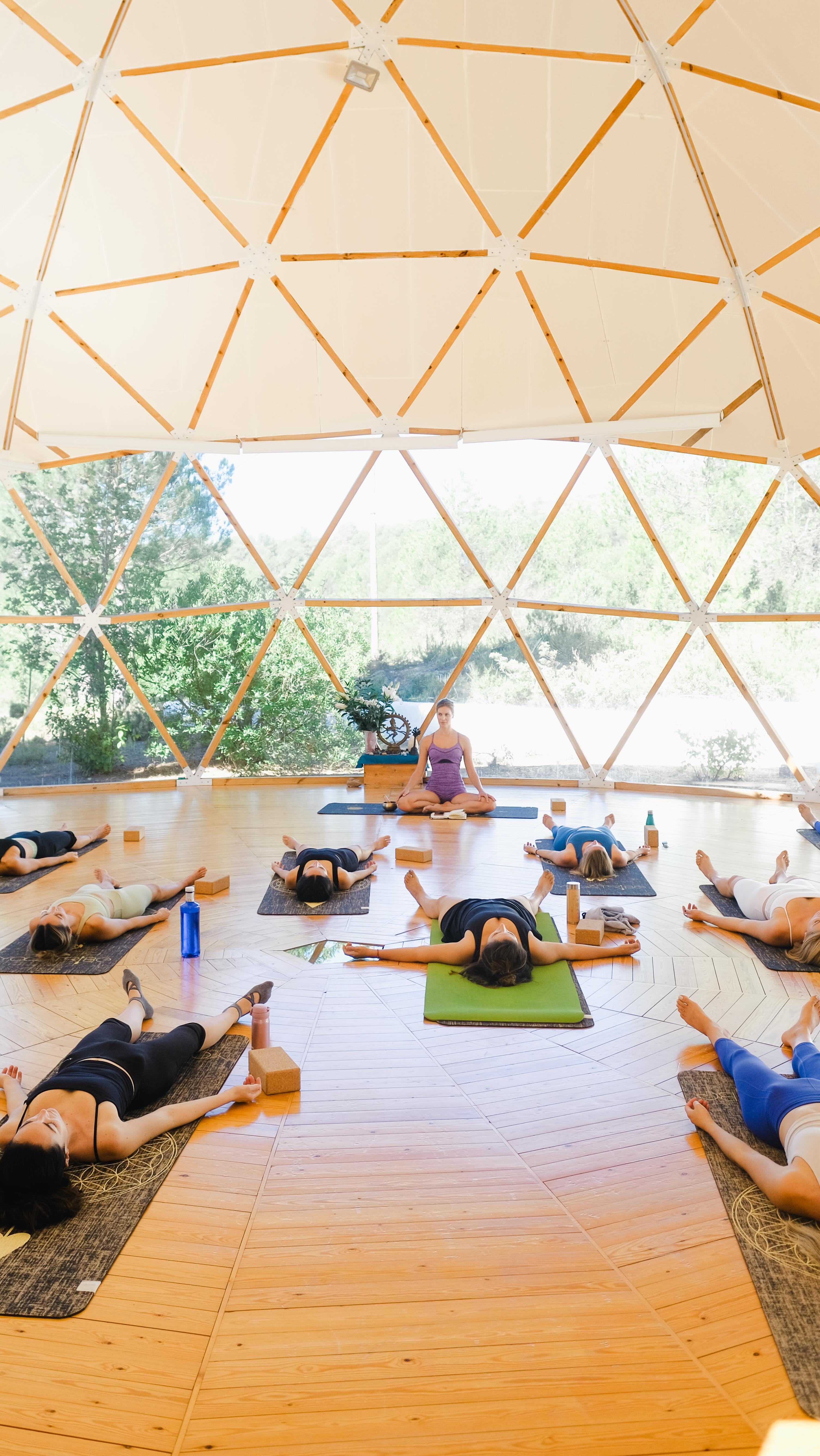 🌿 The One-Day Retreat en MasQi 🌿
Un día de reconexión, bienestar y energía en un lugar mágico en medio del bosque.
🧘♀️ Practicaremos yoga en un domo rodeado de montañas.
💫 Disfrutarás de una experiencia sensorial única.
🍃 Te regalarás un día solo para ti, para reconectar y recargar.
Programa
10:30 Bienvenida
11:00 Power Yoga para abrir el corazón
12:30 The Blind Experience
13:00 Comida deliciosa y vegetariana
14:00 Tiempo libre para disfrutar MasQi y su naturaleza
15:30 Yin Yoga + Sound Healing con Markos Peralta
18:00 Despedida
✨ Todo esto por solo 94€, incluye:
✔️ Clases de yoga
✔️ Sound Healing
✔️ Comida vegetariana
✔️ Acceso a MasQi y alrededores
❌ No incluye transporte (pero podemos compartir coches 🚗).
📌 Reserva con 30€ (no reembolsable).
🌍 Todos los niveles bienvenidos
🗣 Español e inglés
Reservas por la web
💫 Regálate un día para volver a ti.
