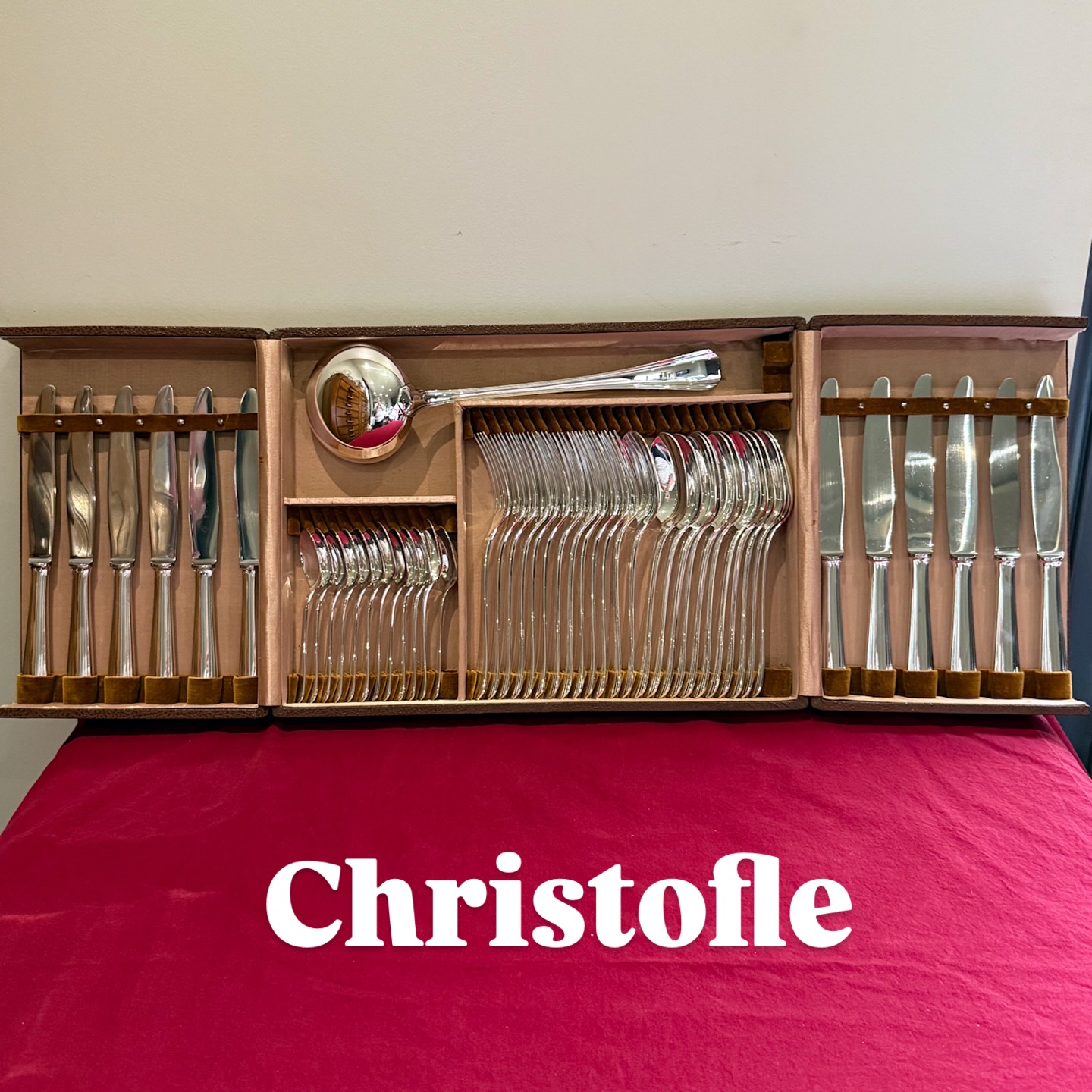 Christofle superbe ménagère Boréal Art Déco en métal argenté 49 pièces en coffret.
- 12 grands couteaux
- 12 grandes fourchettes
- 12 grandes cuillères
- 12 petites cuillères
- 1 louche
Très bel état , brillance , toutes les pièces sont poinçonnées Christofle.
Un modèle sobre et apuré tout ce que l’on aime dans l’art Déco
Un élégant coffret à rabats .
Toutes les pièces sont passées entre les mains du polisseur pour leur rendre leur brillance d’antan .
🛒prix et disponibilité dans la boutique en ligne .
#christofle #argenterie #boreal #couverts #artdelatable🍽 #artderecevoir #artdeco #dresserlatable #antiquites #misslittlebottle