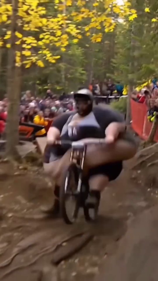 Tag your riding buddy and just pretend this is normal.
#downhillmtb #himalayanterra #dhmtb #mountainbikingisfun #mountainbiking #mtb #bloopers #downhillmountainbiking