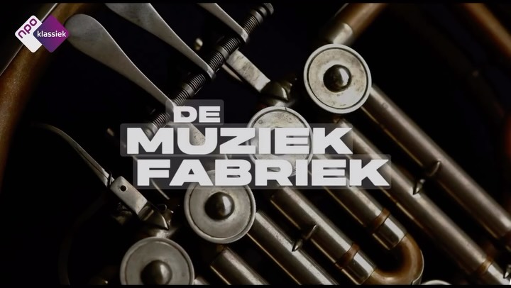 “Opmerkelijke en verrassende keuzes. Lief, klein en melancholisch.” Eerder dit jaar schonk @JetvanBerkhout in @demuziekfabriek op #NPOklassiek aandacht aan mijn filmscore voor de film ‘@Bezuidenhout’ in de rubriek nieuwe filmmuziek. Luister hier (geluid aan!) een aantal fragmenten van de aflevering. (2/2)
#filmscore #vrijegeluiden #NPO #NPOklassiek #neoklassiek #filmmuziek #capodifamiglia #nieuwefilmmuziek