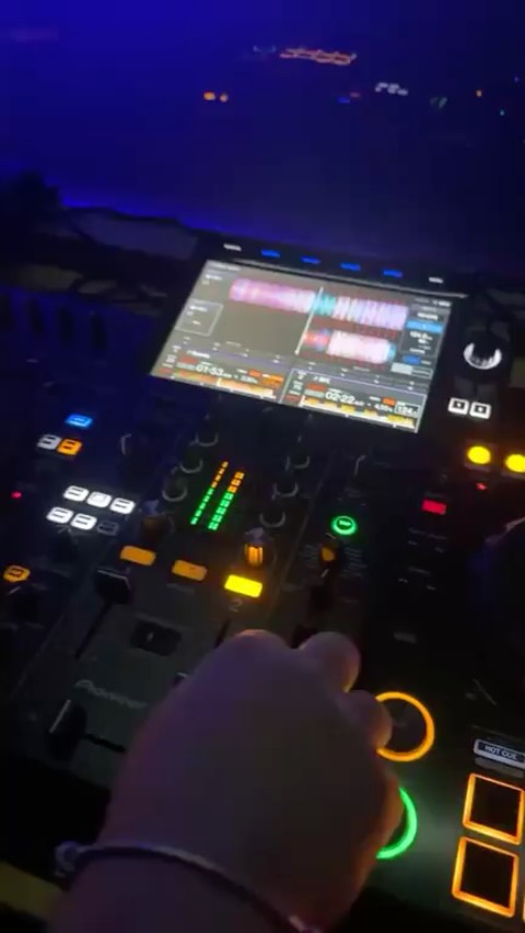 🎛️ Dalla parte del DJ
Cronache di un venerdì sera visto da chi tiene le redini del delirio 😜
#dolomitesgeyser #valdifassa #geyserdinnerclub #venerdisera