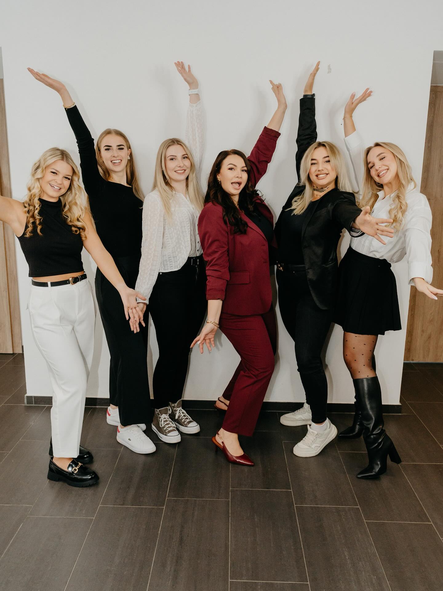 🌩️⛅️🌤️
Meine erste 5er-Schulung war ein voller Erfolg, mit großartiger Energie, viel Lachen und beeindruckendem Engagement.
Fünf individuelle Talente, fünf starke Persönlichkeiten. 💫
Diese Schulung war für mich etwas ganz Besonderes: meine erste auswärts und sie wird mir immer in Erinnerung bleiben.
Ich wünsche meinen fünf Schülerinnen von Herzen alles Gute für ihre Zukunft, bleibt motiviert, glaubt an euch und geht euren Weg mit Leidenschaft. ✨
Ich freue mich schon riesig darauf, bald in meinem neuen Studio, weitere Schulungen anbieten zu können.
Bleibt gespannt – es kommt Großes! 💥
Danke an die liebe @nicolereinthaler_photography für die Fotos! 📸