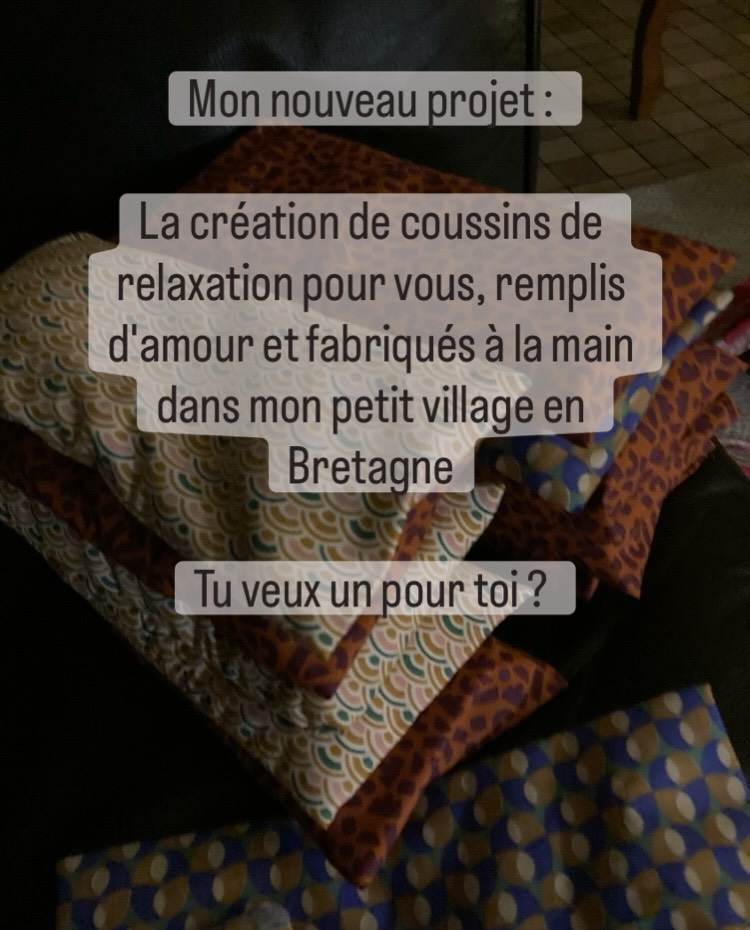 Pendant mes cours de yoga, je vous propose des coussins pour les yeux pour la méditation et la relaxation.
J’ai reçu des commentaires absolument incroyables de votre part. C’est tellement incroyable que vous m’avez demandé si je pouvais vous en les fabriquer pour vous :) J’adore ça! Et j’ai dit OUI déjà à plusieurs des personnes.
Un cadeau idéal pour toi-même ou pour quelqu’un spécial. Tu est intéressé ? Contact moi pour plus d’informations :)
Ce coussin pour les yeux est conçu pour offrir un poids léger et une couverture pour les yeux et le troisième œil, connus pour réguler le système nerveux et déclencher une réponse de relaxation.
Idéal pour la méditation, avant de dormir ou à tout moment où vous avez besoin d’une pause apaisante.
Fait à la main, avec l’amour , rempli avec les graines Bio et fleurs de lavande bio✨
Eva Cmarova (Evi Sola Yoga)
Professeur diplômée de Yoga (Adultes/ Enfants)
www.evisolayoga.com
07.74.88.72.18